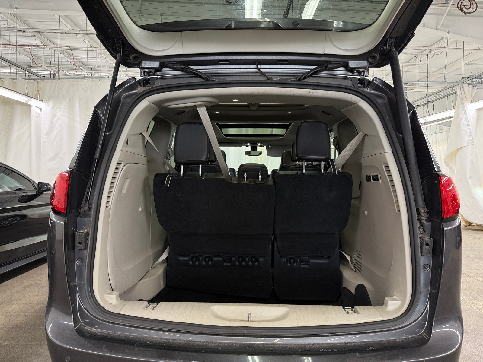 Thumbnail: 2019 Chrysler Pacifica - 7