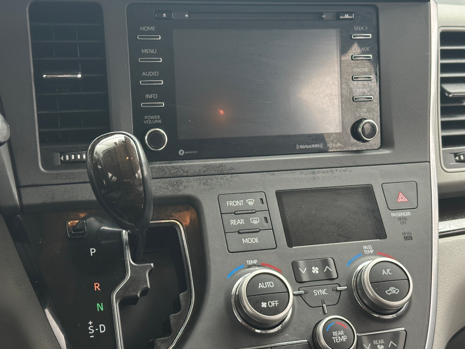 Thumbnail: 2018 Toyota Sienna - 3