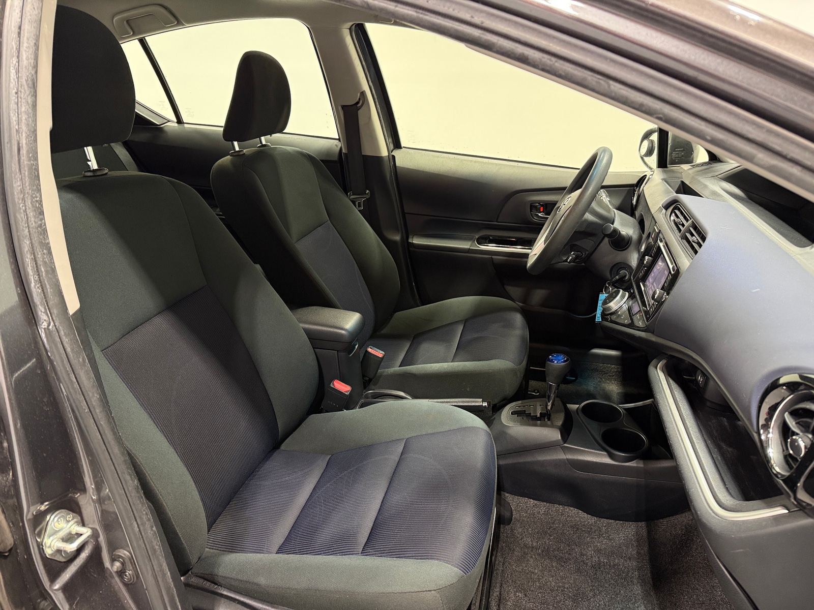 Thumbnail: 2015 Toyota Prius c - 2