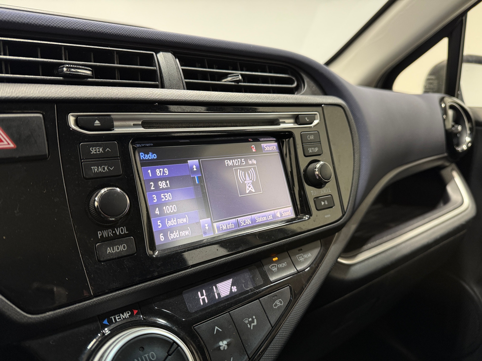 Thumbnail: 2015 Toyota Prius c - 4