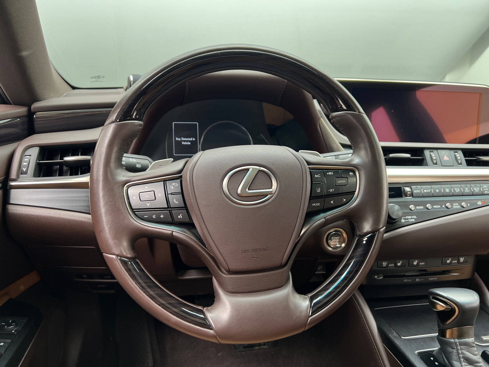 Thumbnail: 2019 Lexus ES - 4