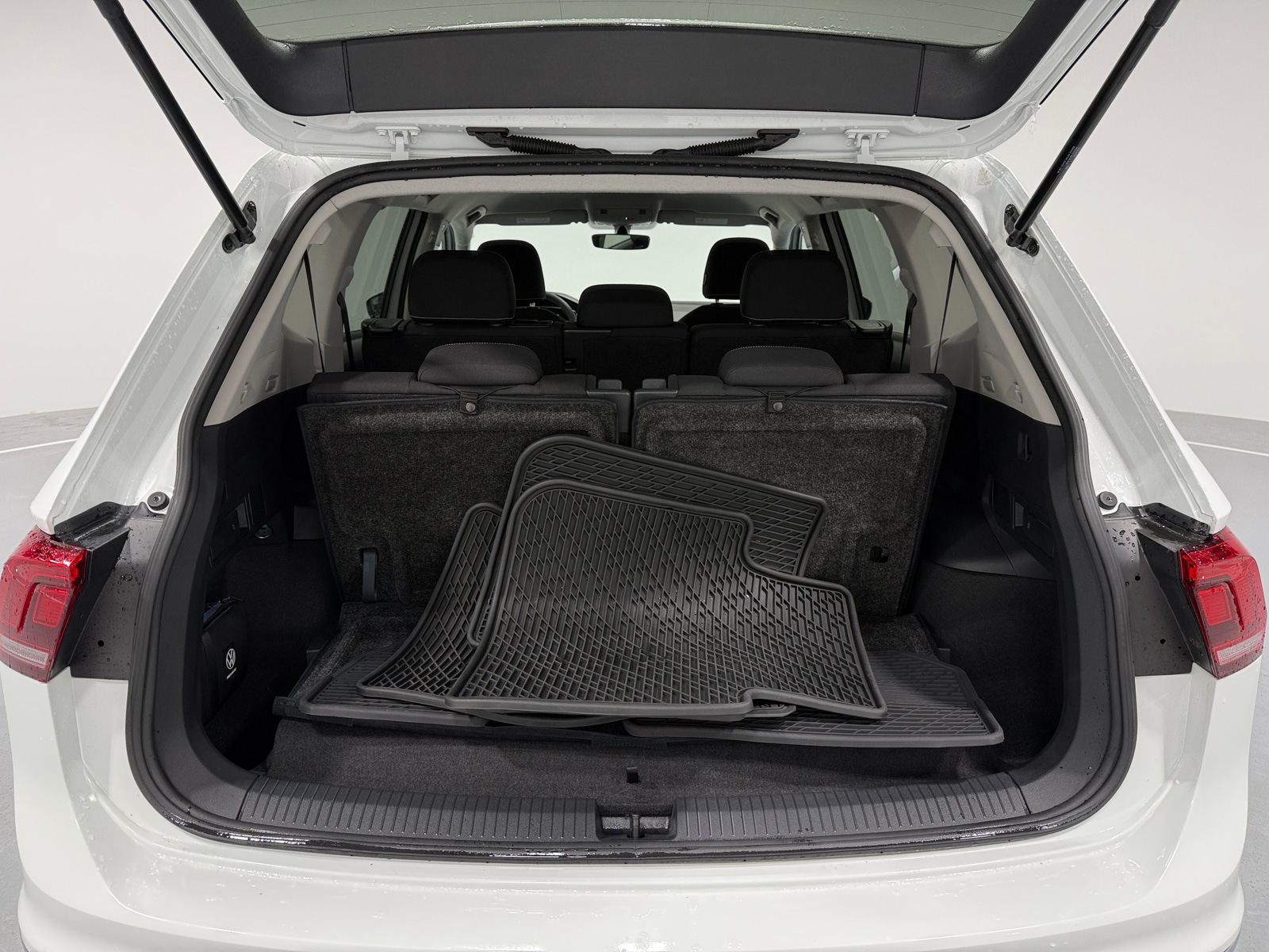 Thumbnail: 2023 Volkswagen Tiguan - 7