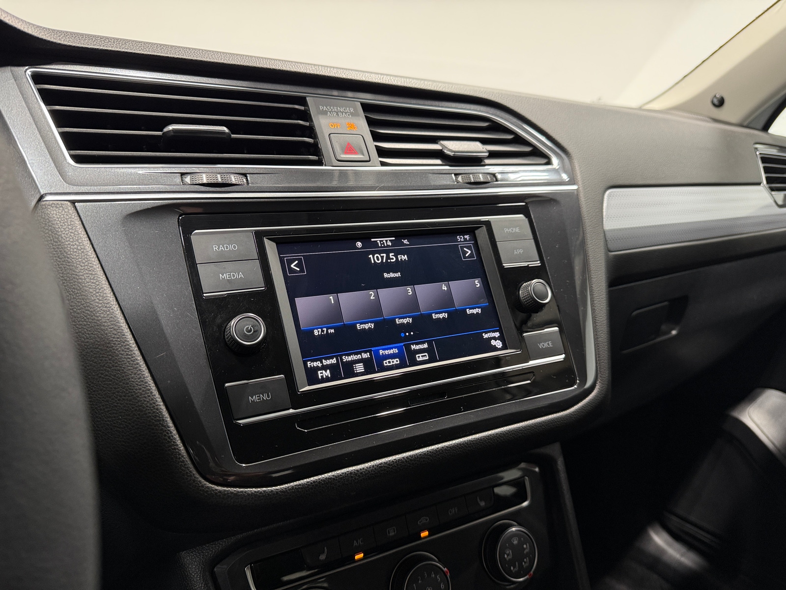 Thumbnail: 2023 Volkswagen Tiguan - 4