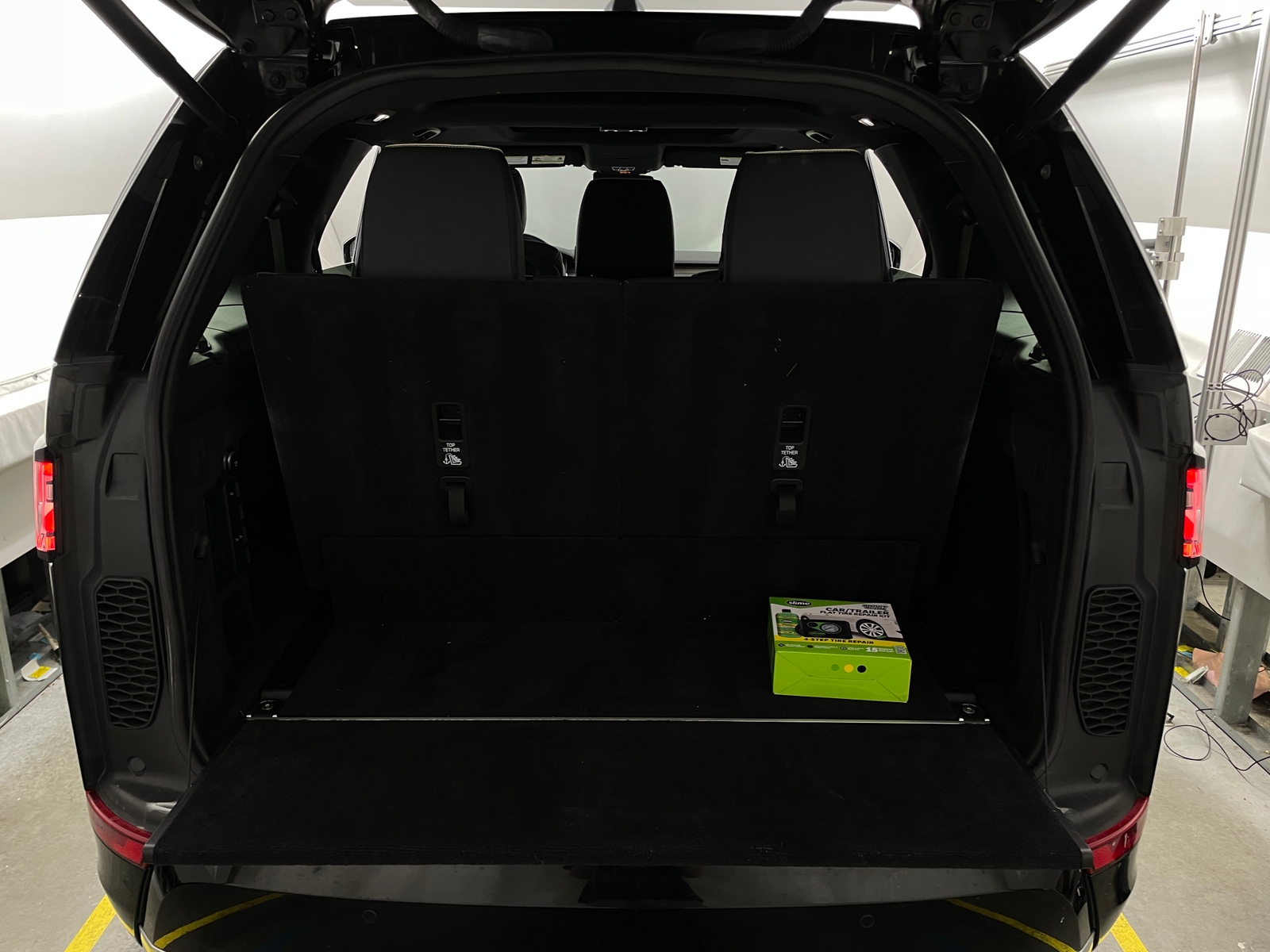 Thumbnail: 2020 Land Rover Discovery - 6