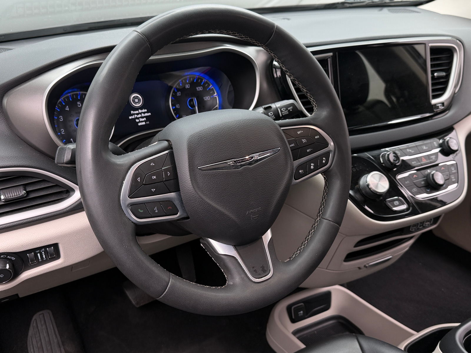 Thumbnail: 2023 Chrysler Pacifica - 4