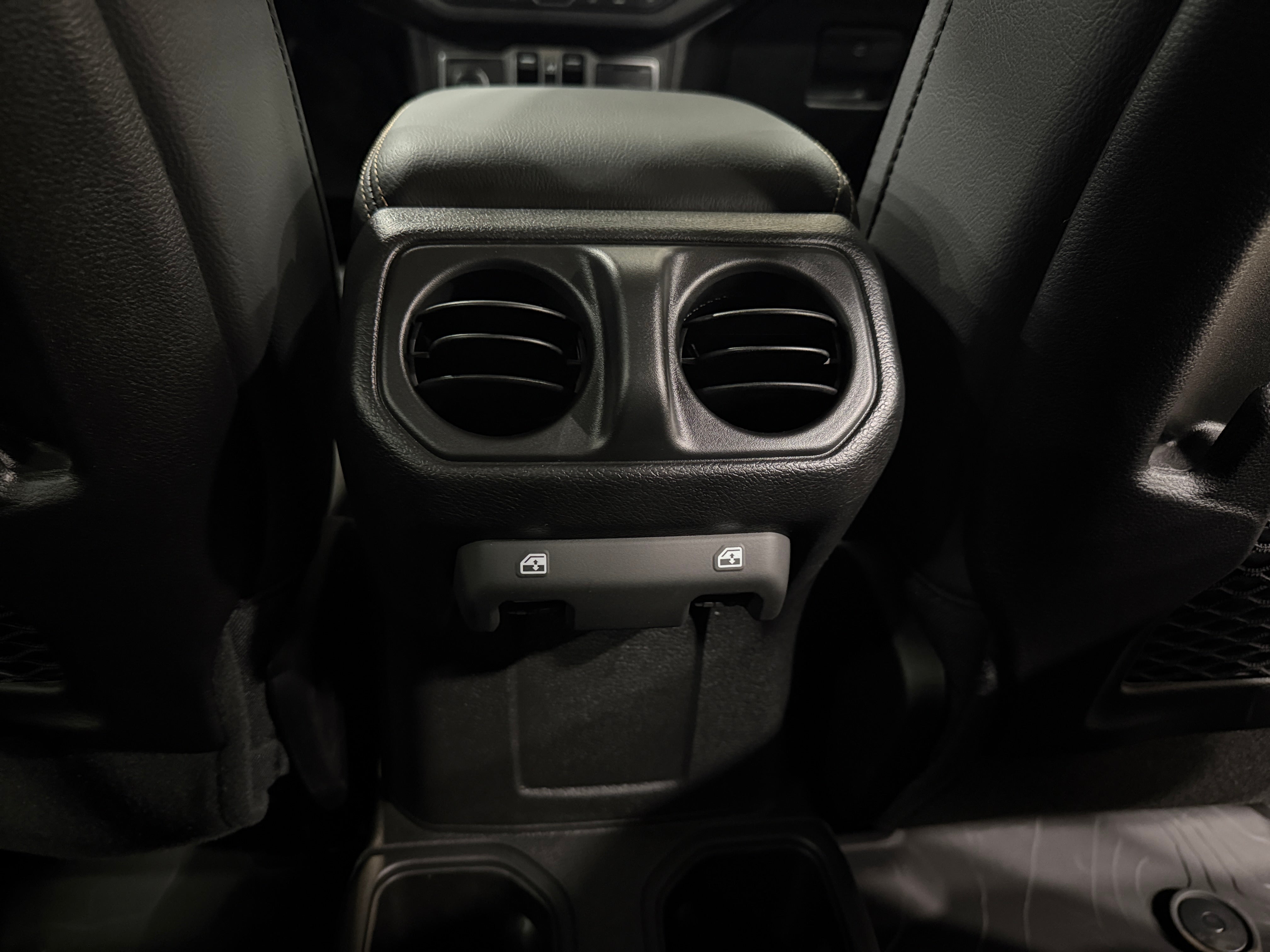 2026 Jeep Gladiator Sahara Auto's photo