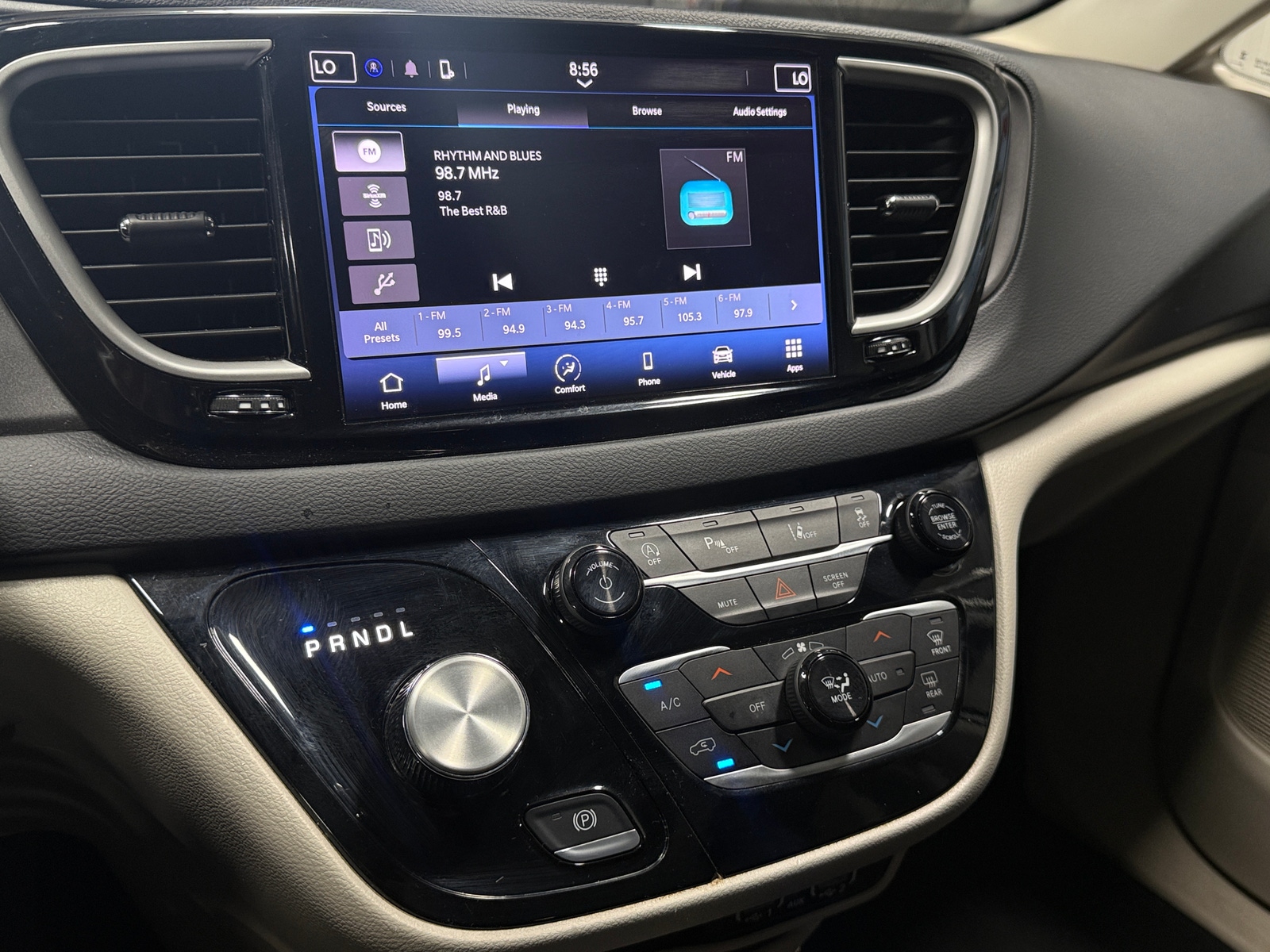 Thumbnail: 2023 Chrysler Pacifica - 3