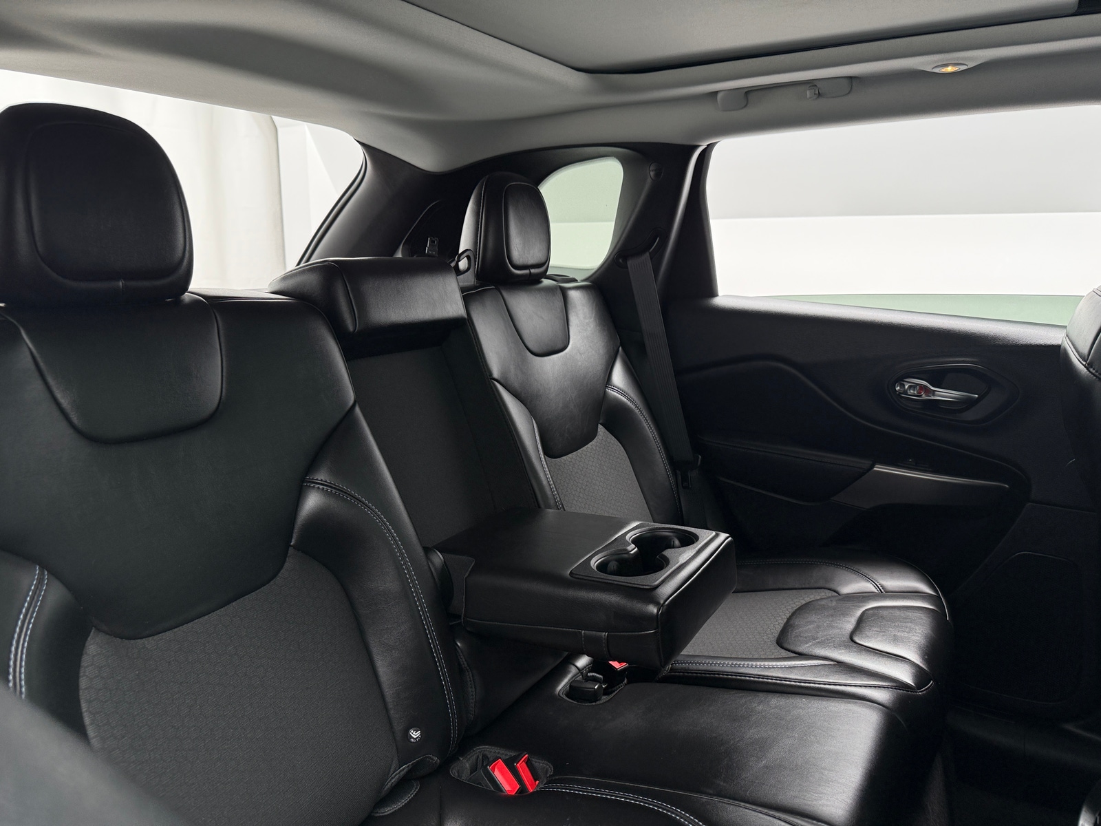 Thumbnail: 2019 Jeep Cherokee - 6