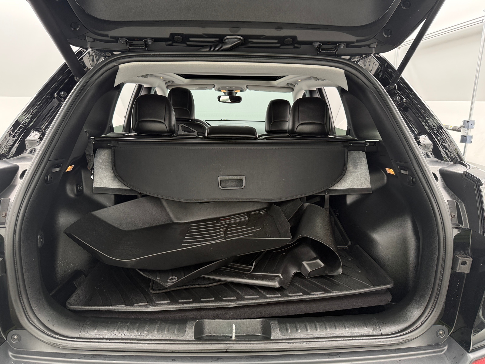 Thumbnail: 2019 Jeep Cherokee - 7