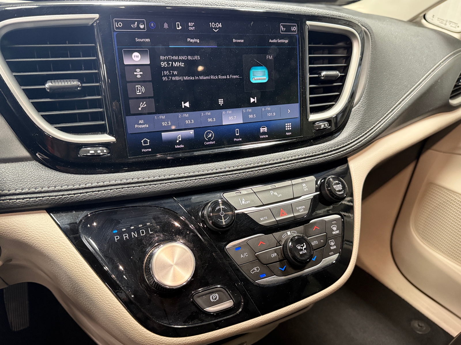 Thumbnail: 2023 Chrysler Pacifica - 3