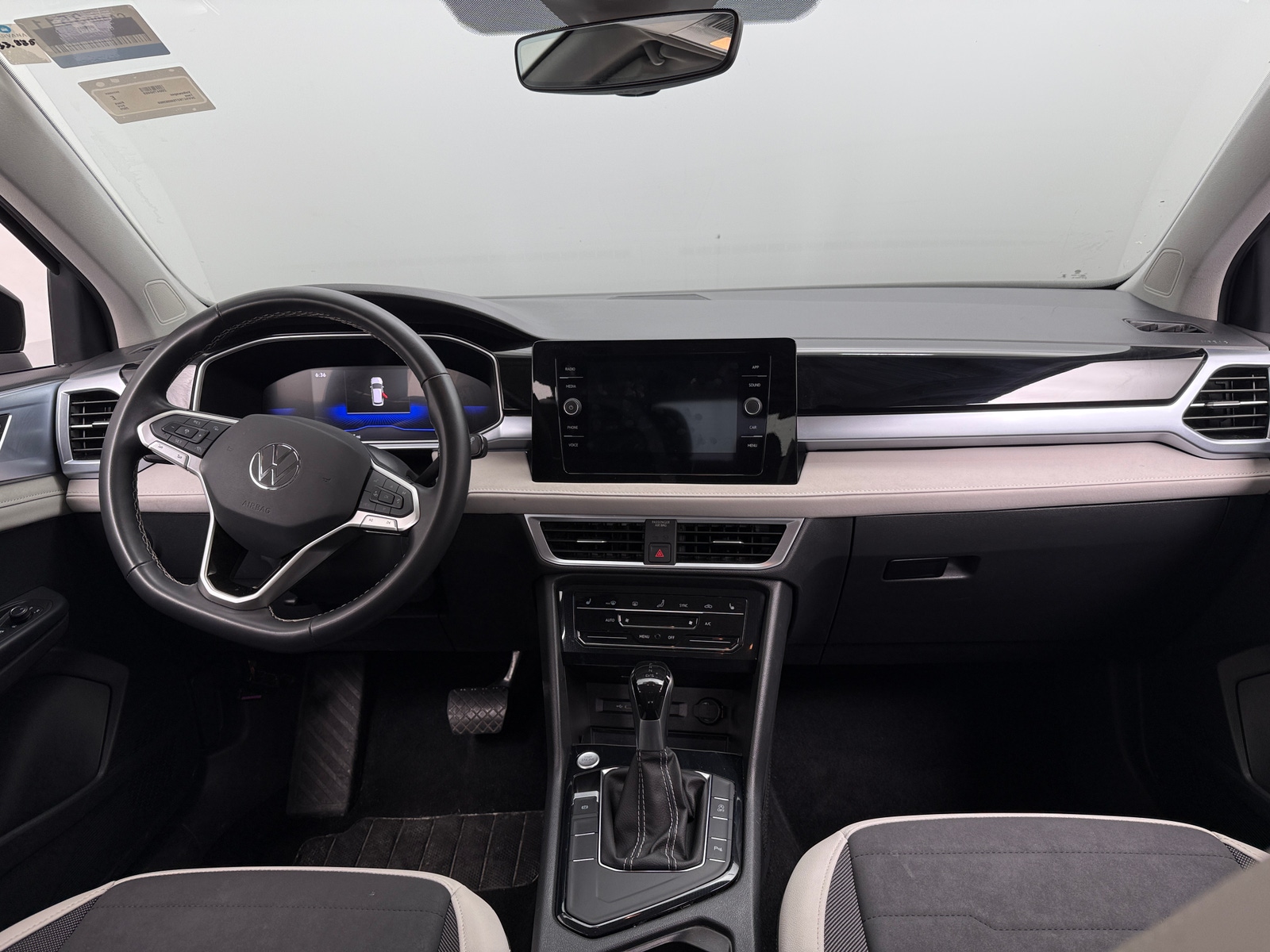 Thumbnail: 2025 Volkswagen Taos - 3