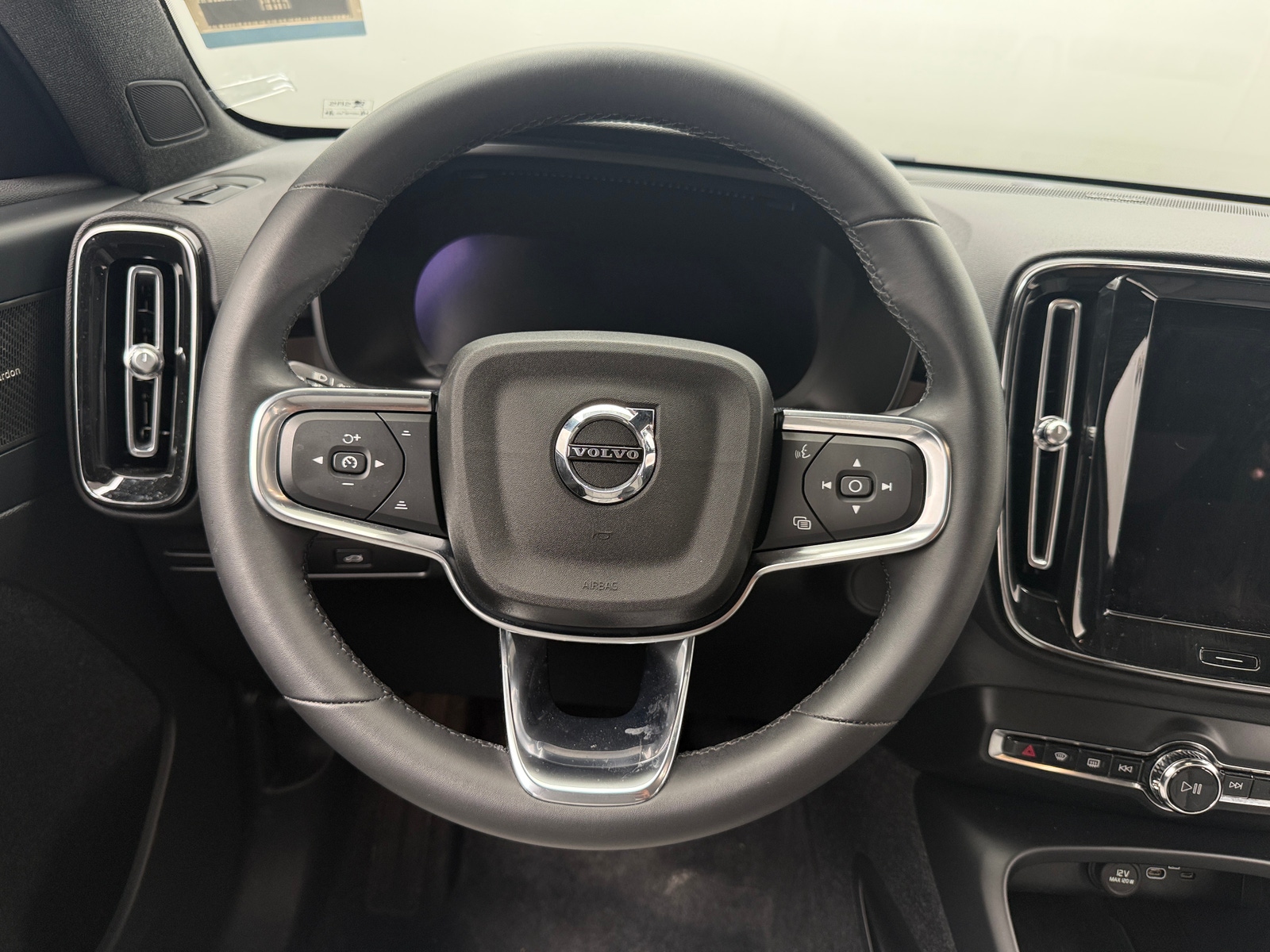 Thumbnail: 2023 Volvo C40 - 5