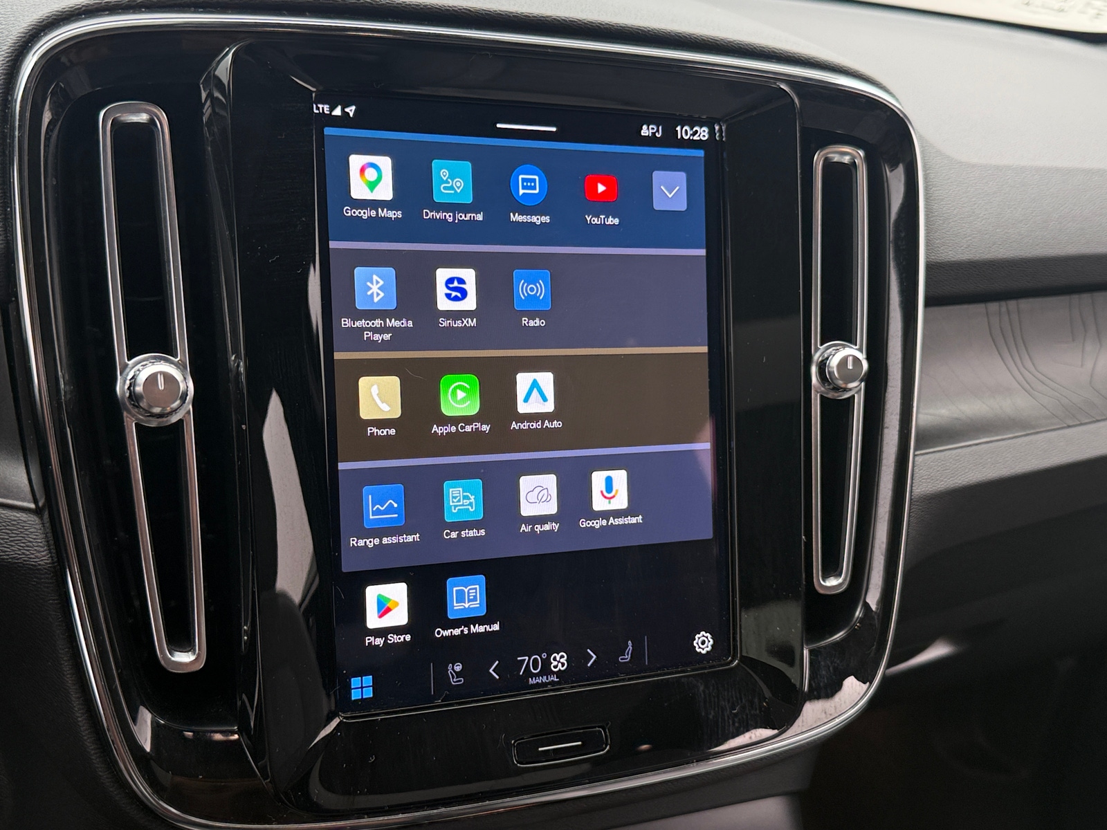 Thumbnail: 2023 Volvo C40 - 4