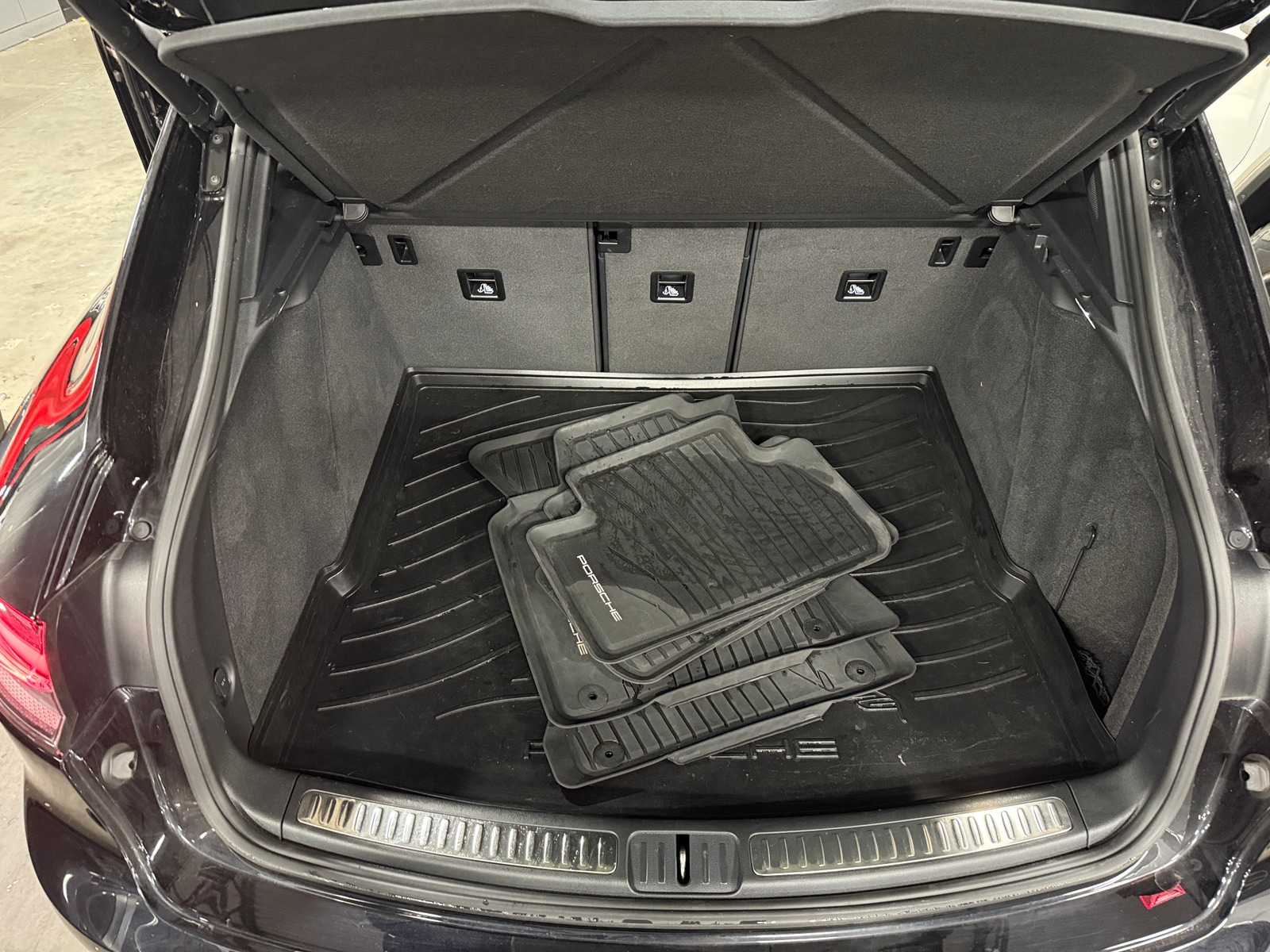 Thumbnail: 2023 Porsche Macan - 6