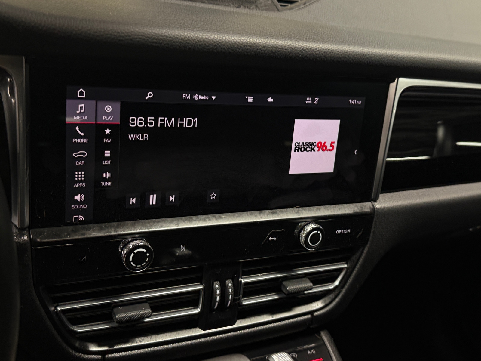 Thumbnail: 2023 Porsche Macan - 3