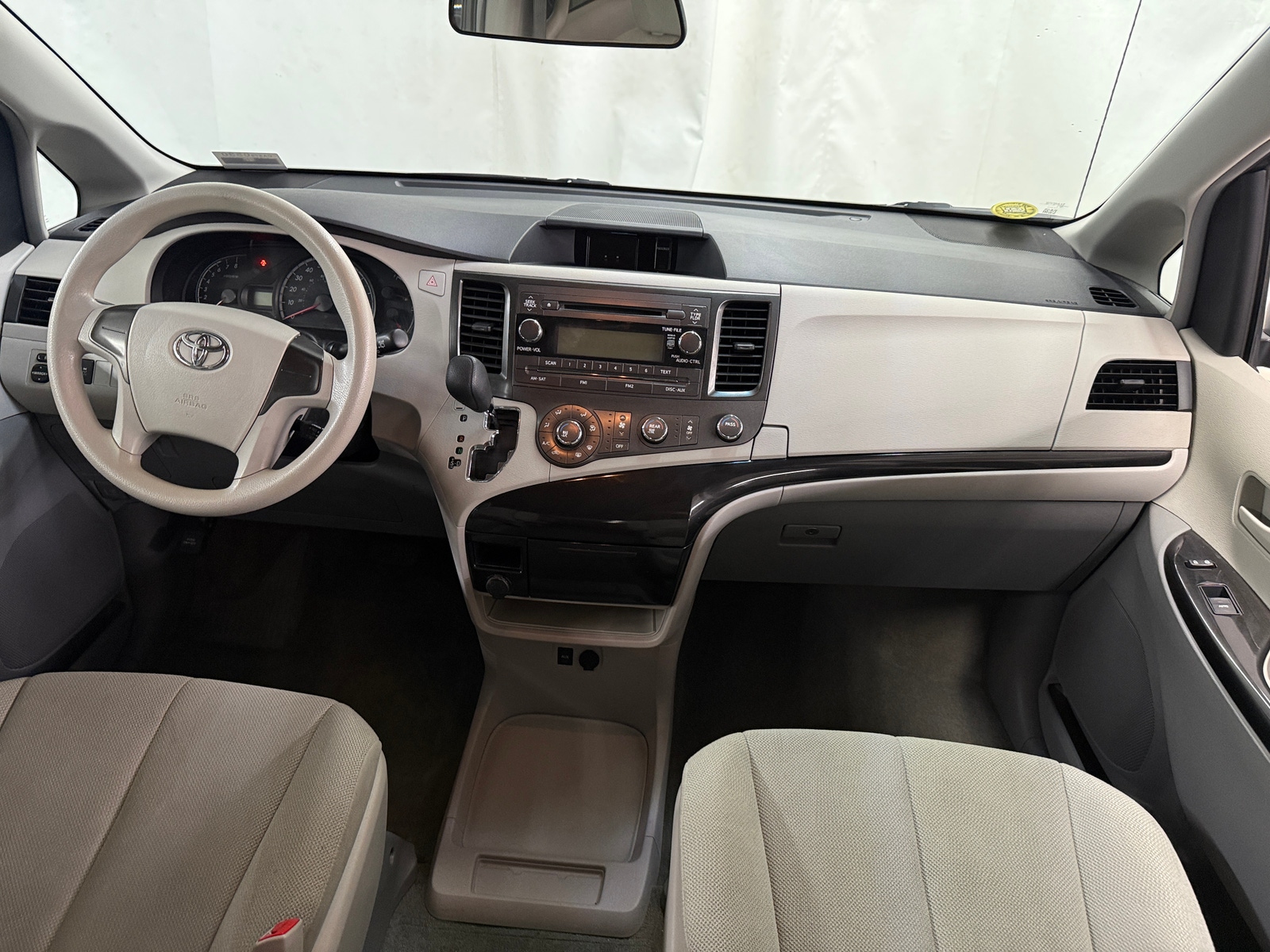 Thumbnail: 2014 Toyota Sienna - 3