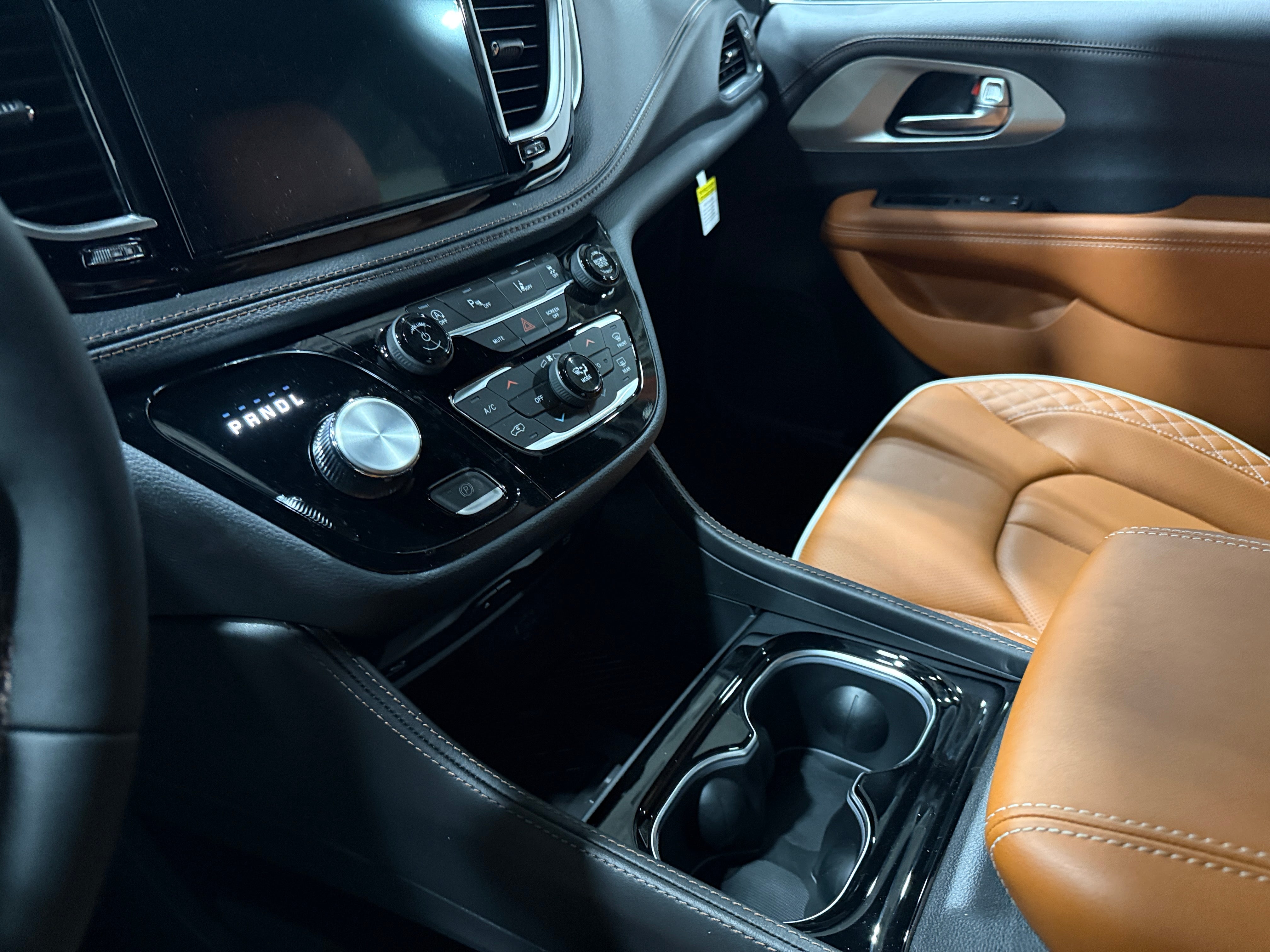2026 Chrysler Pacifica Pinnacle AWD's photo