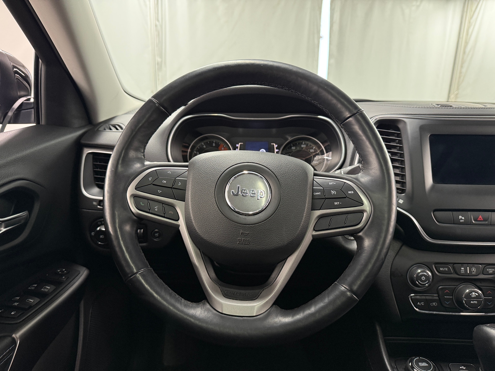 Thumbnail: 2019 Jeep Cherokee - 5