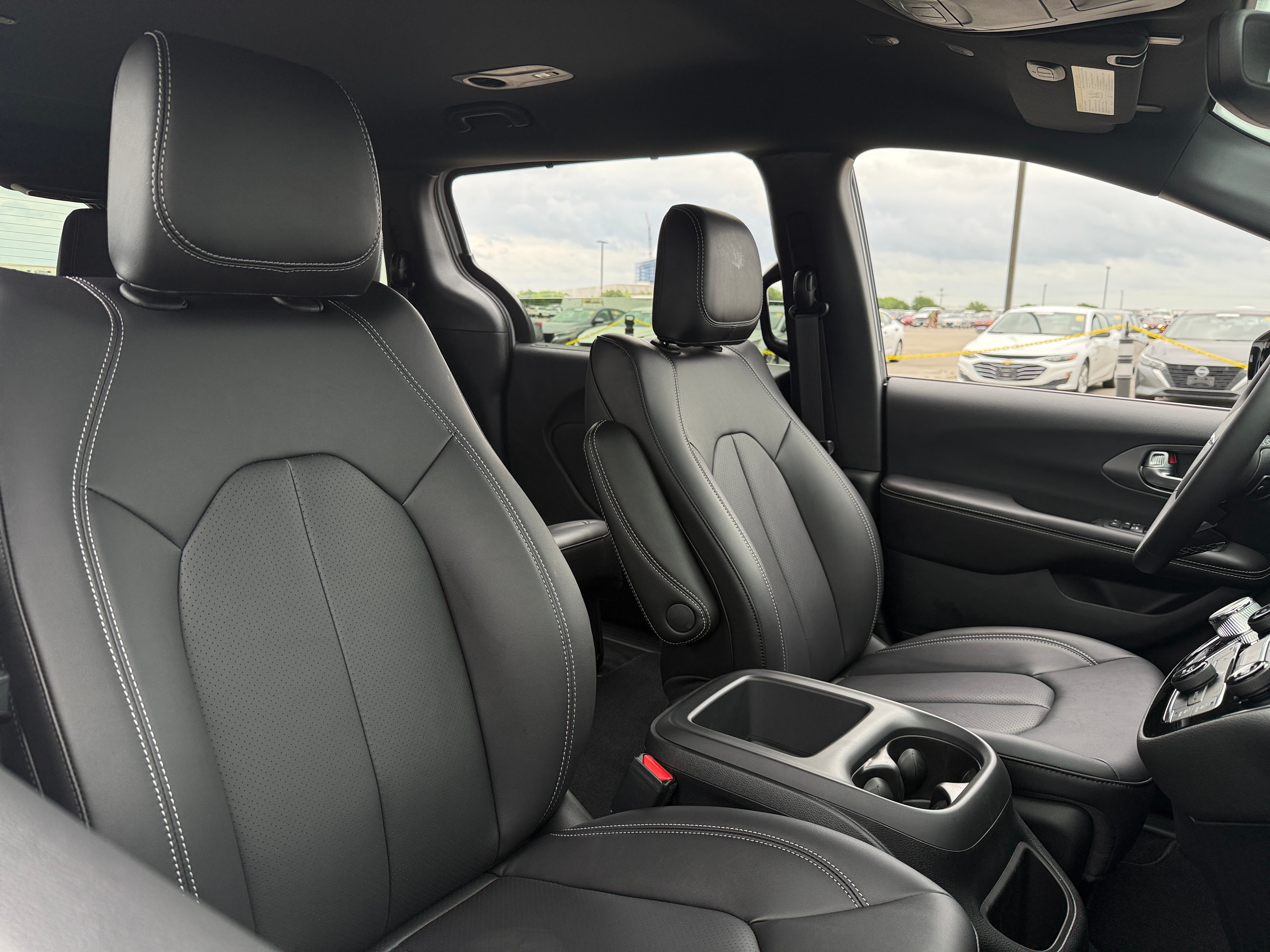 2026 Chrysler Pacifica Select AWD's photo