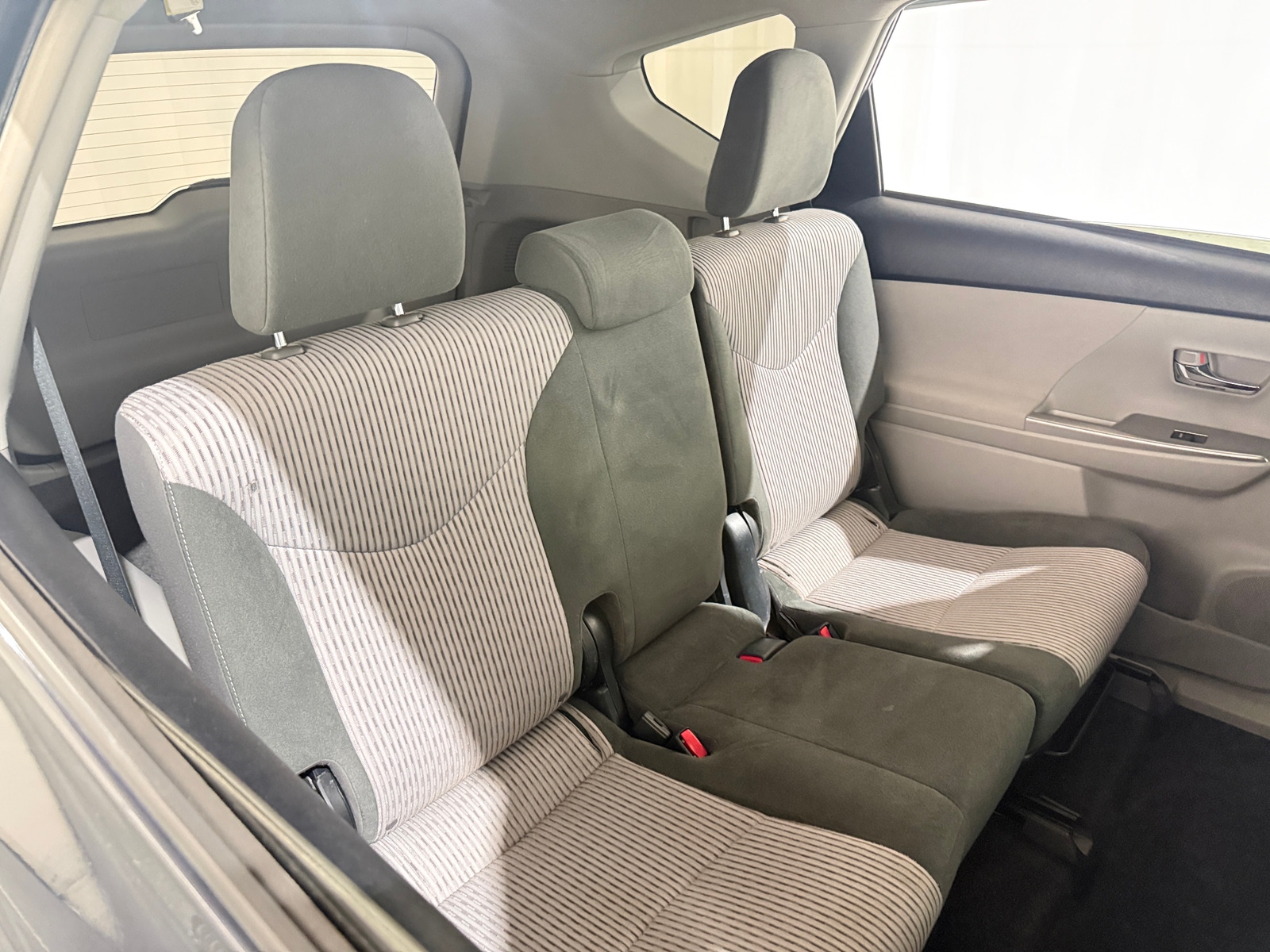 Thumbnail: 2017 Toyota Prius v - 6