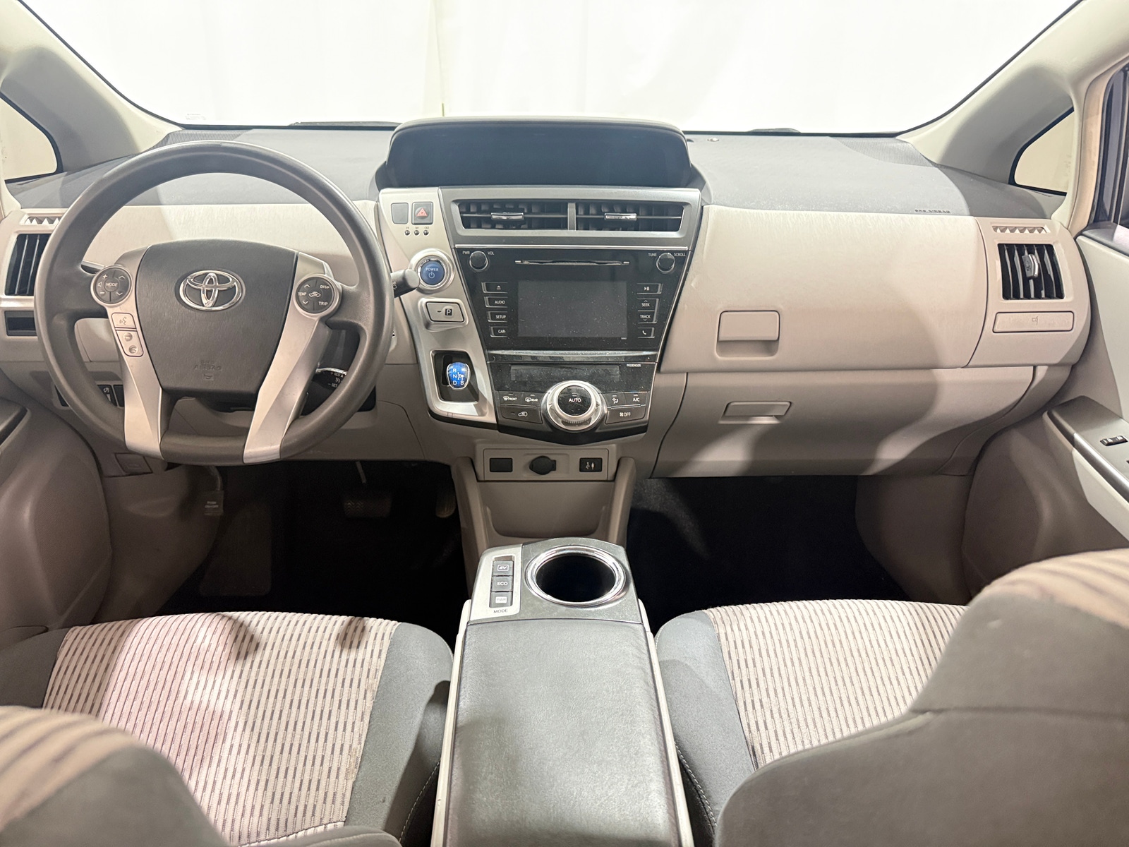 Thumbnail: 2017 Toyota Prius v - 3