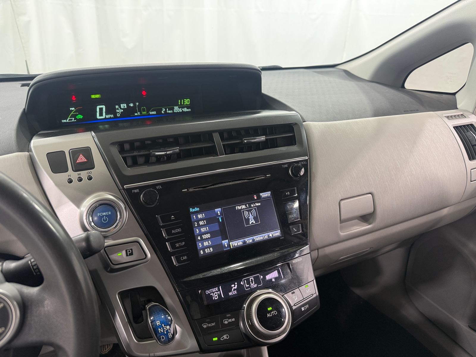 Thumbnail: 2017 Toyota Prius v - 4