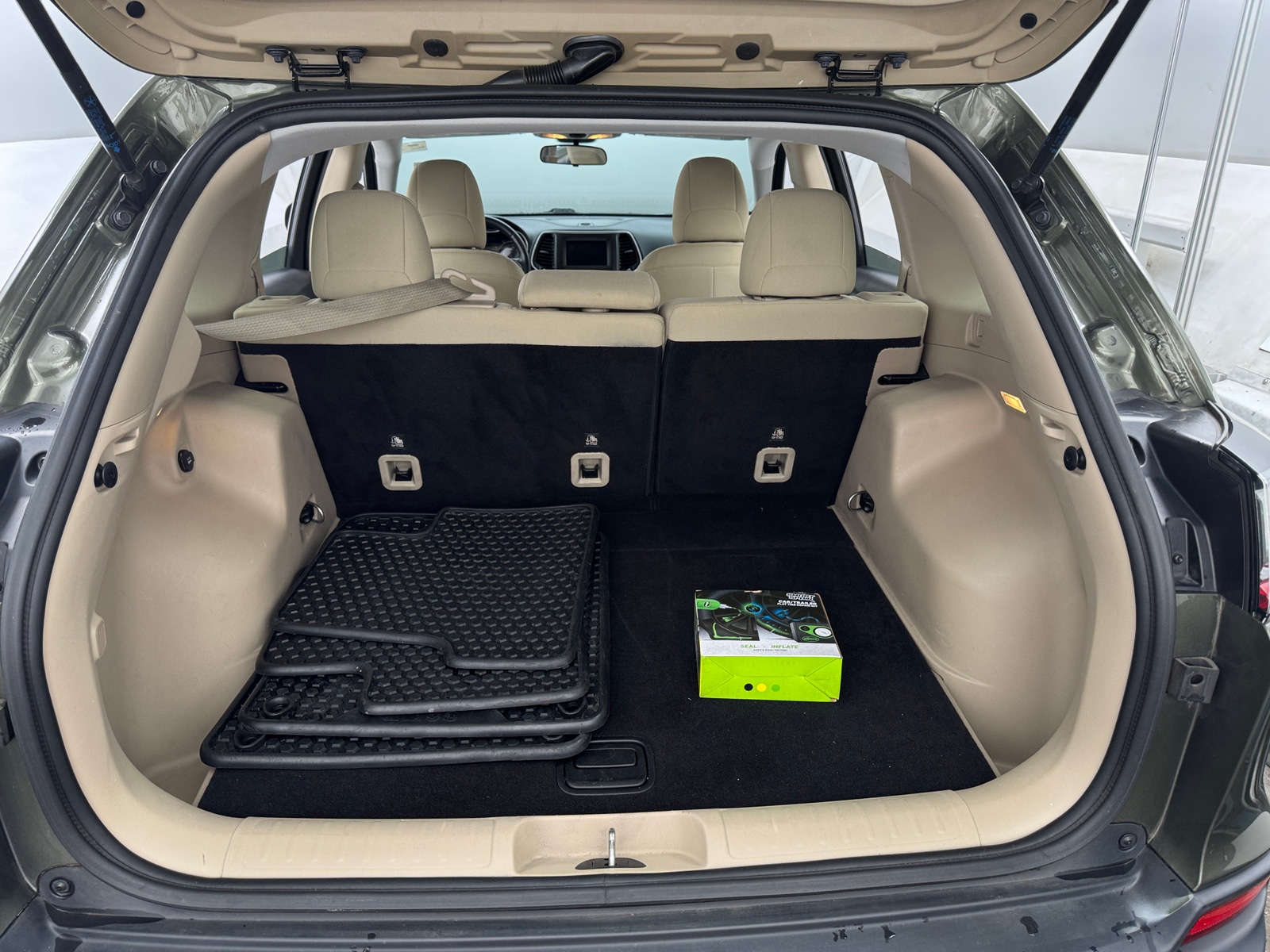Thumbnail: 2019 Jeep Cherokee - 7