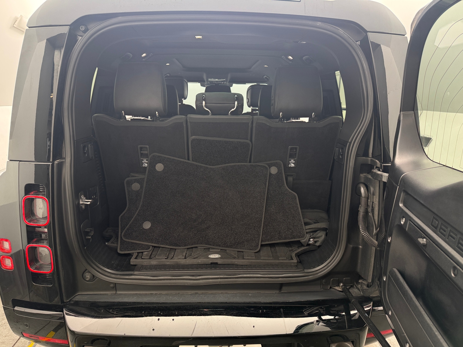 Thumbnail: 2023 Land Rover Defender - 6