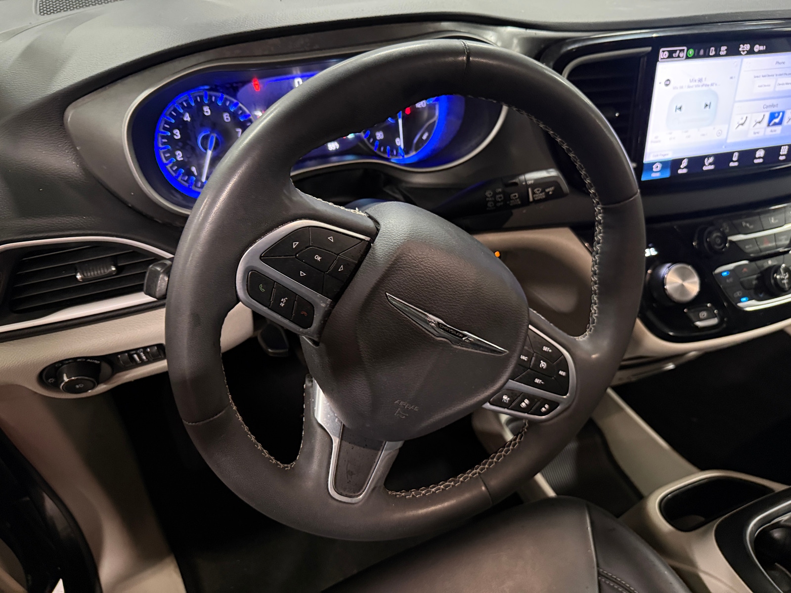 Thumbnail: 2023 Chrysler Pacifica - 4