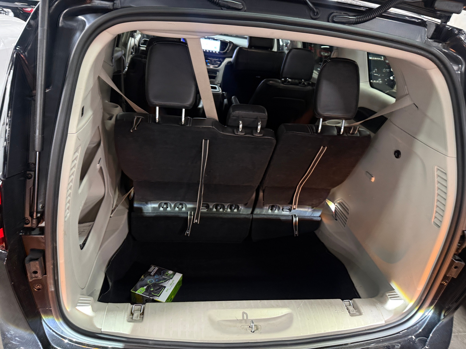 Thumbnail: 2023 Chrysler Pacifica - 6