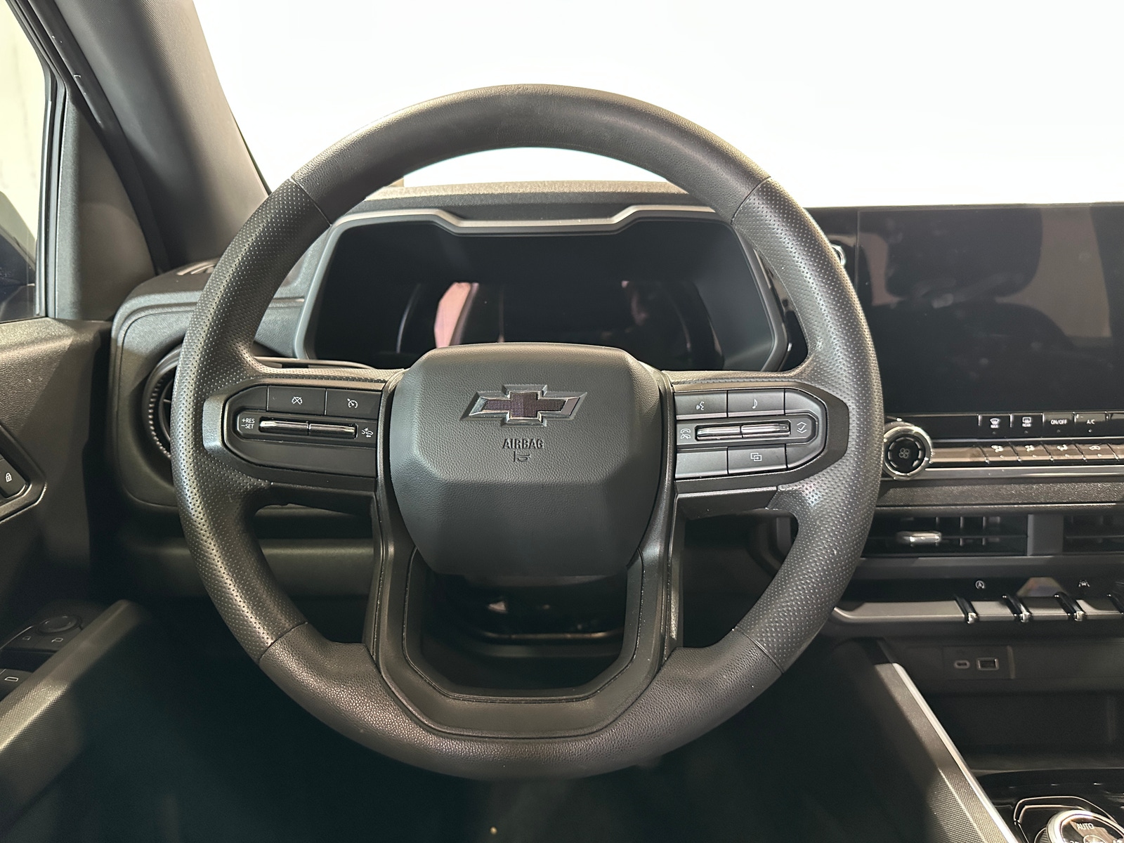 Thumbnail: 2023 Chevrolet Colorado - 5