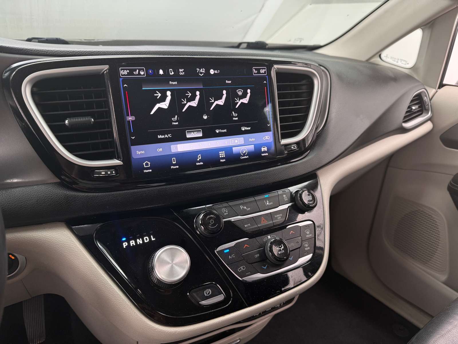 Thumbnail: 2022 Chrysler Pacifica - 3