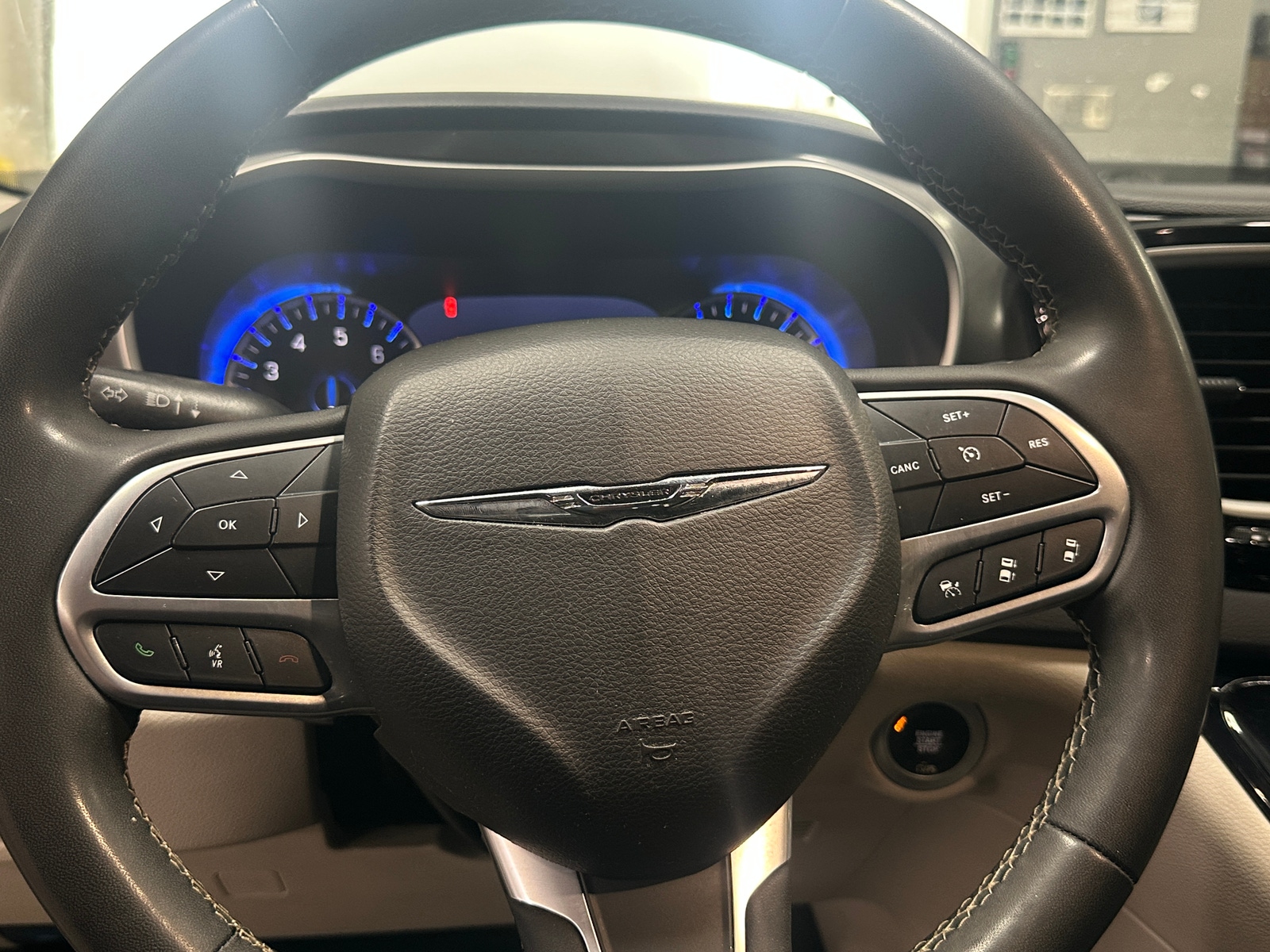 Thumbnail: 2022 Chrysler Pacifica - 4