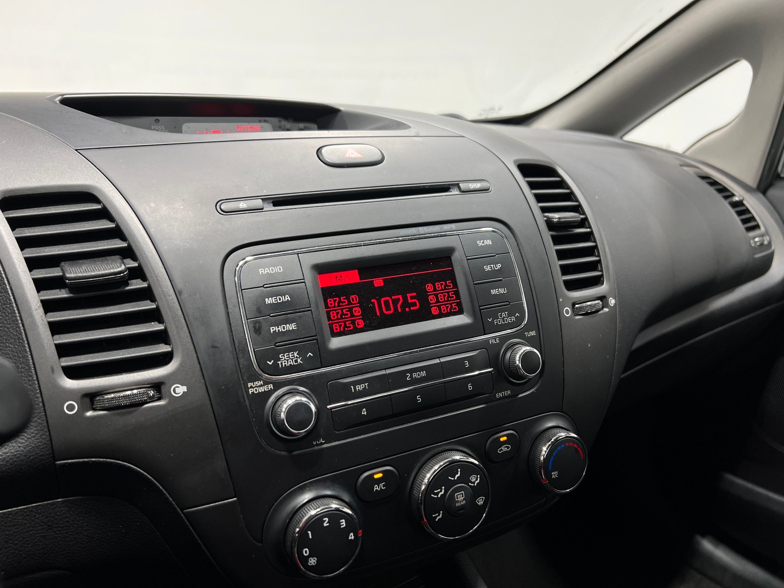 Thumbnail: 2016 Kia Forte - 4