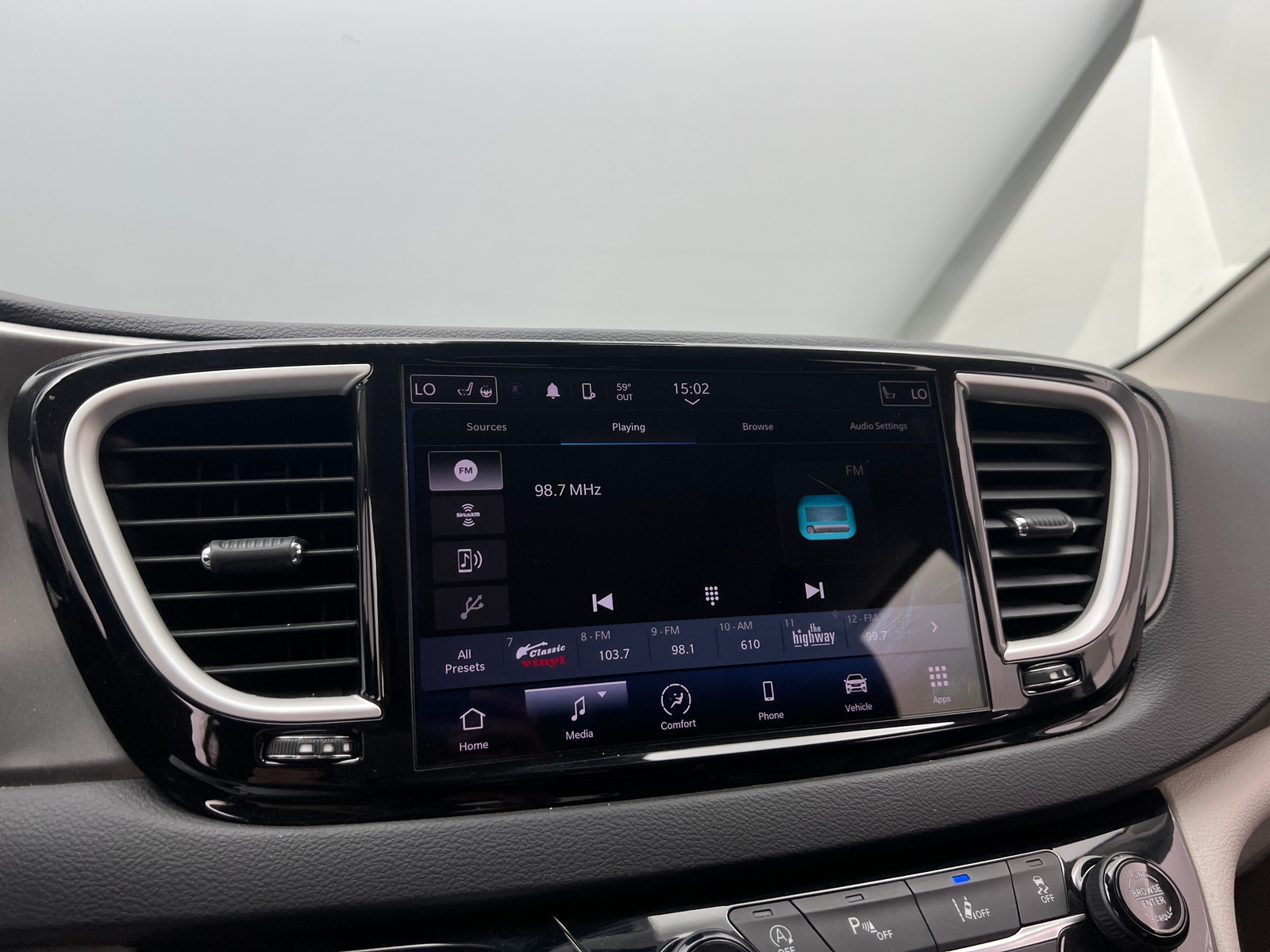 Thumbnail: 2023 Chrysler Pacifica - 3