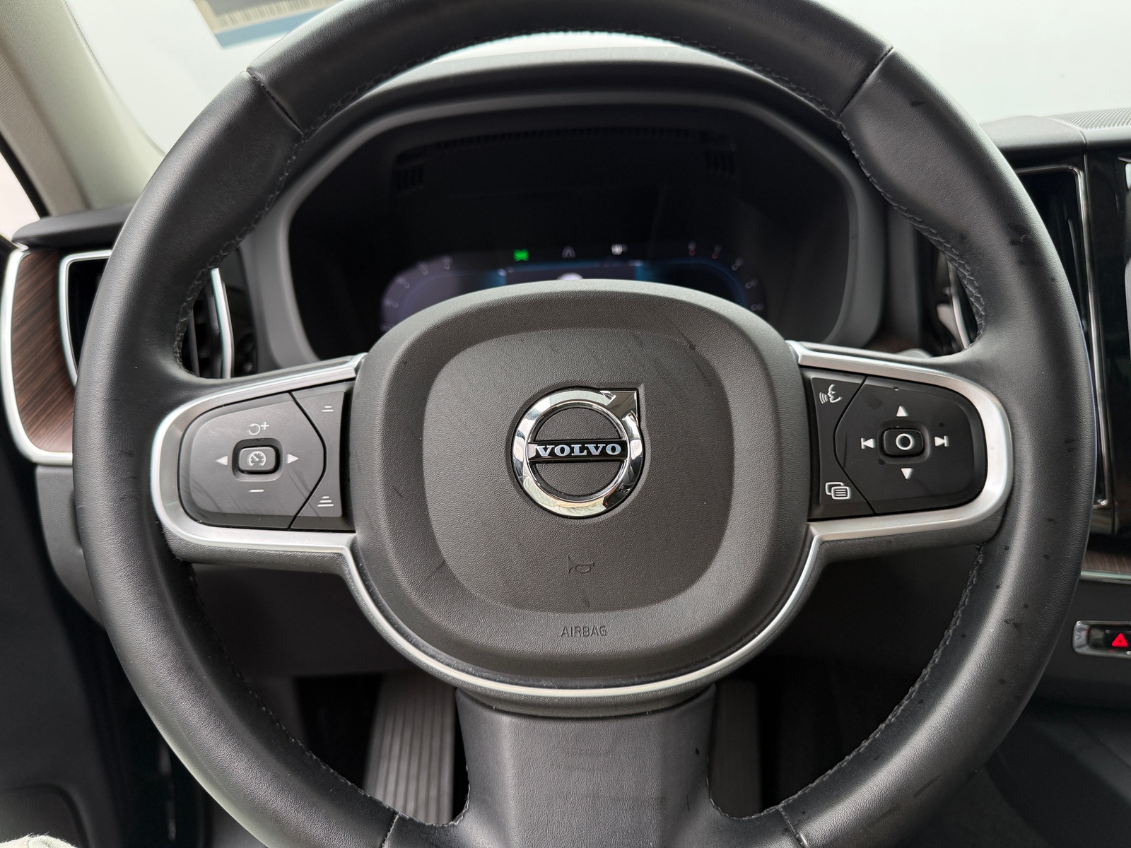Thumbnail: 2022 Volvo XC60 - 5