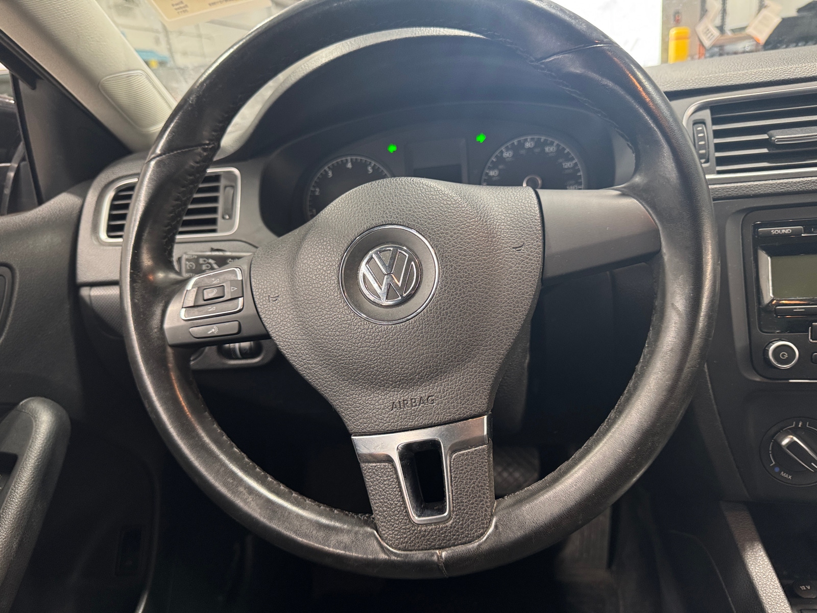 Thumbnail: 2011 Volkswagen Jetta - 4