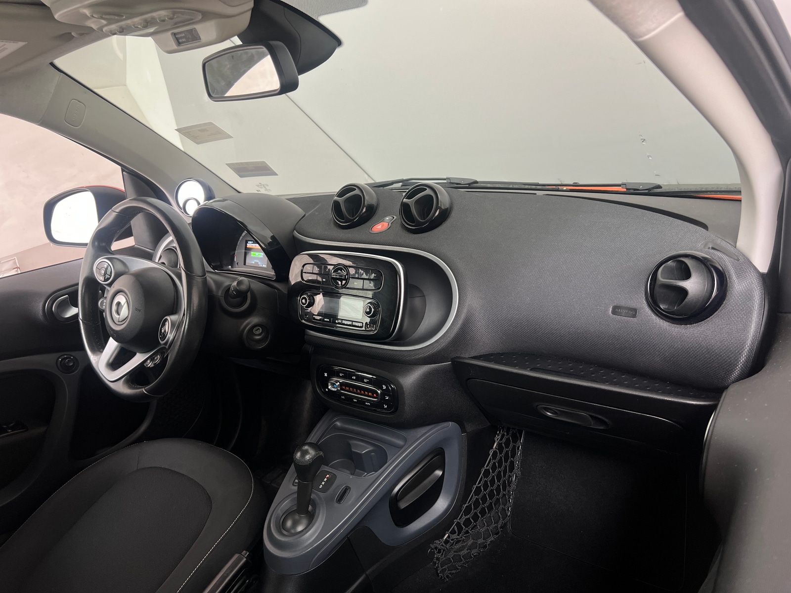 Thumbnail: 2019 smart fortwo - 3