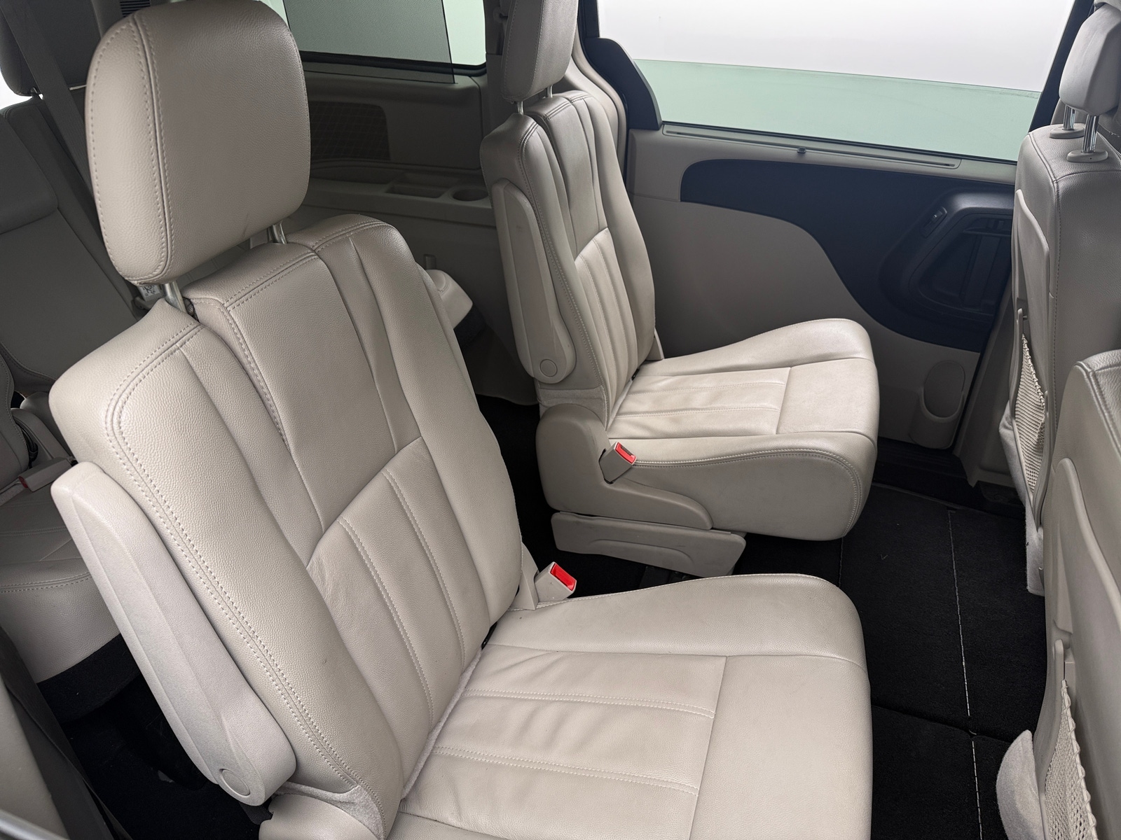 Thumbnail: 2013 Chrysler Town & Country - 5