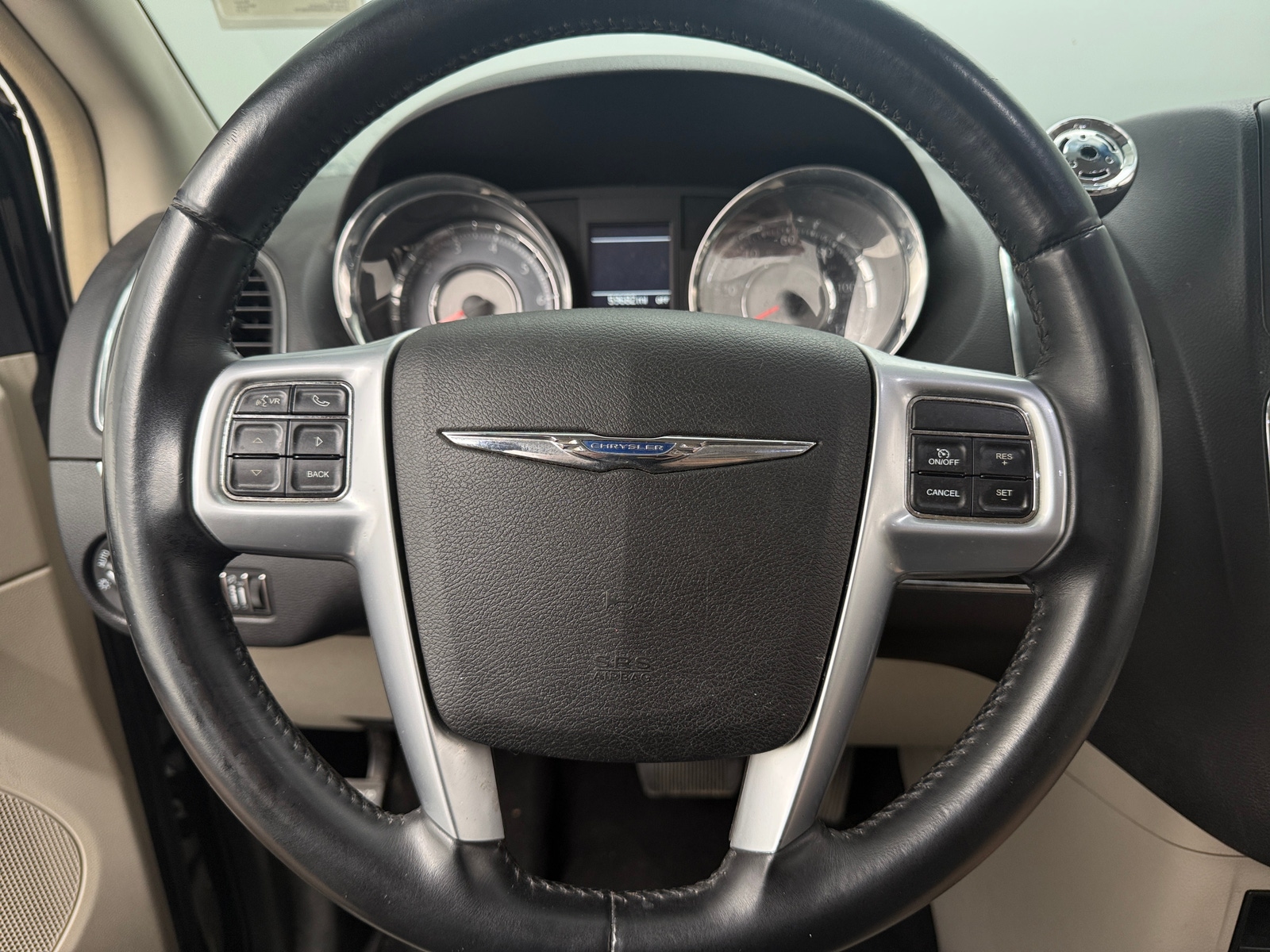 Thumbnail: 2013 Chrysler Town & Country - 4