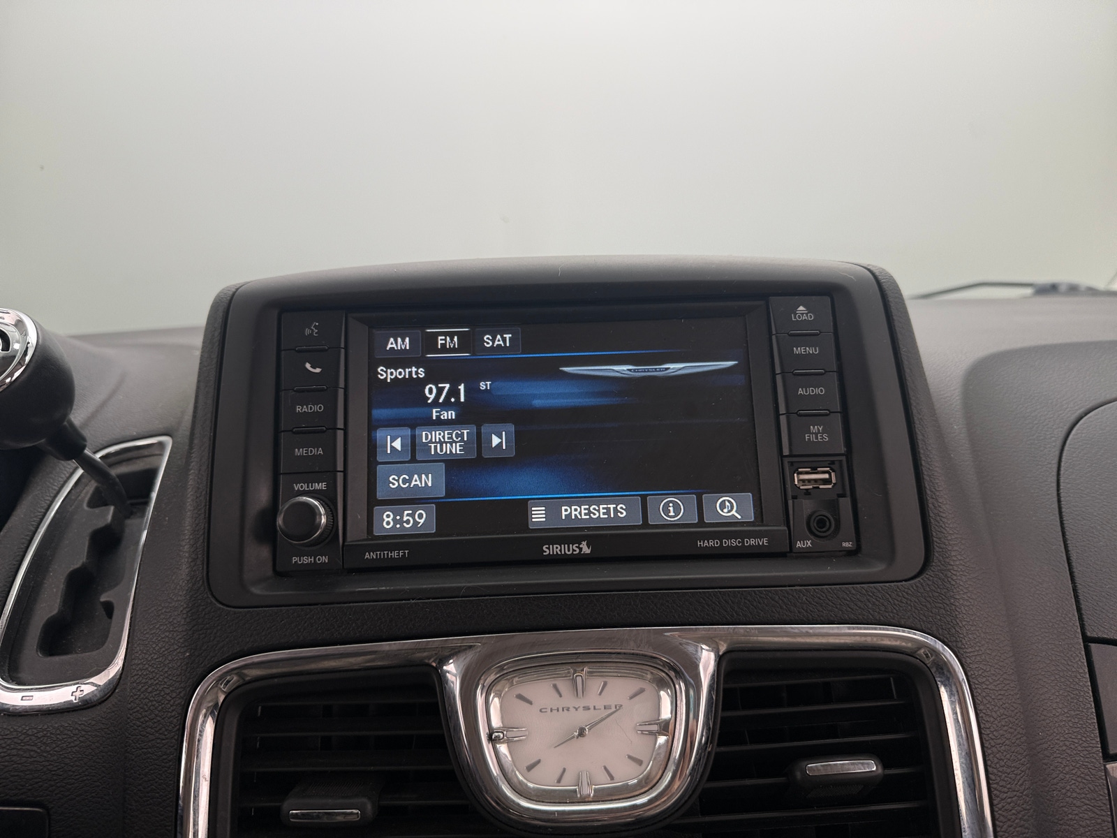 Thumbnail: 2013 Chrysler Town & Country - 3