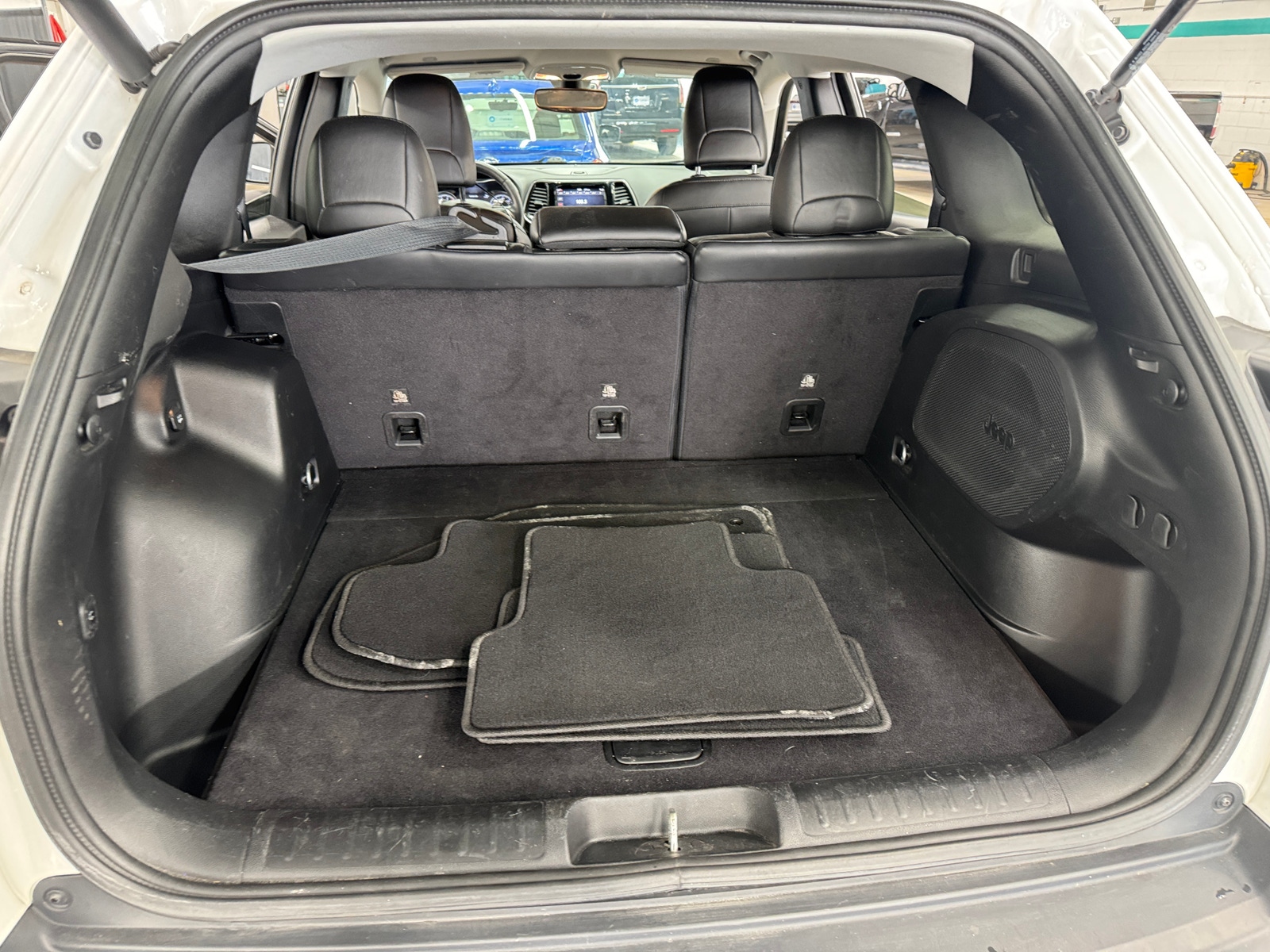 Thumbnail: 2019 Jeep Cherokee - 6