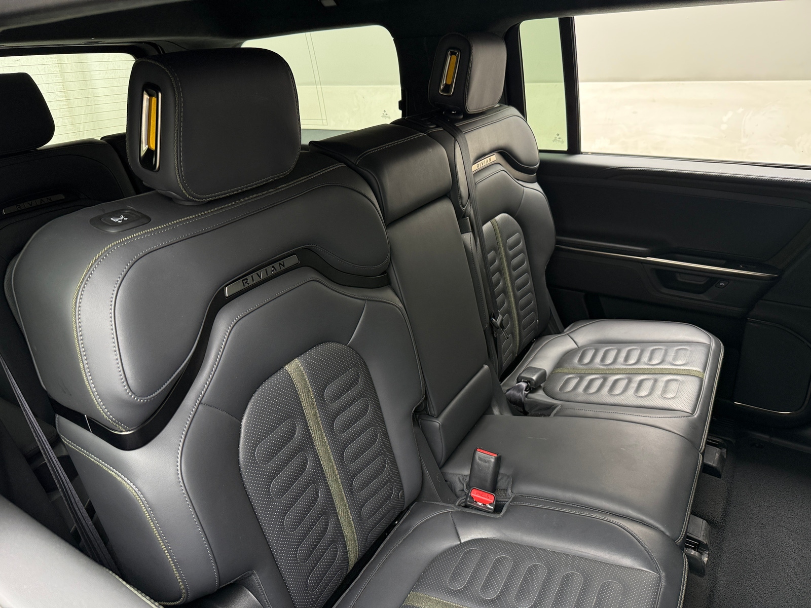 Thumbnail: 2025 Rivian R1S - 5