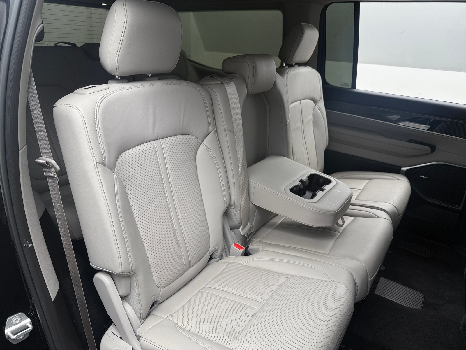 Thumbnail: 2022 Jeep Wagoneer - 5