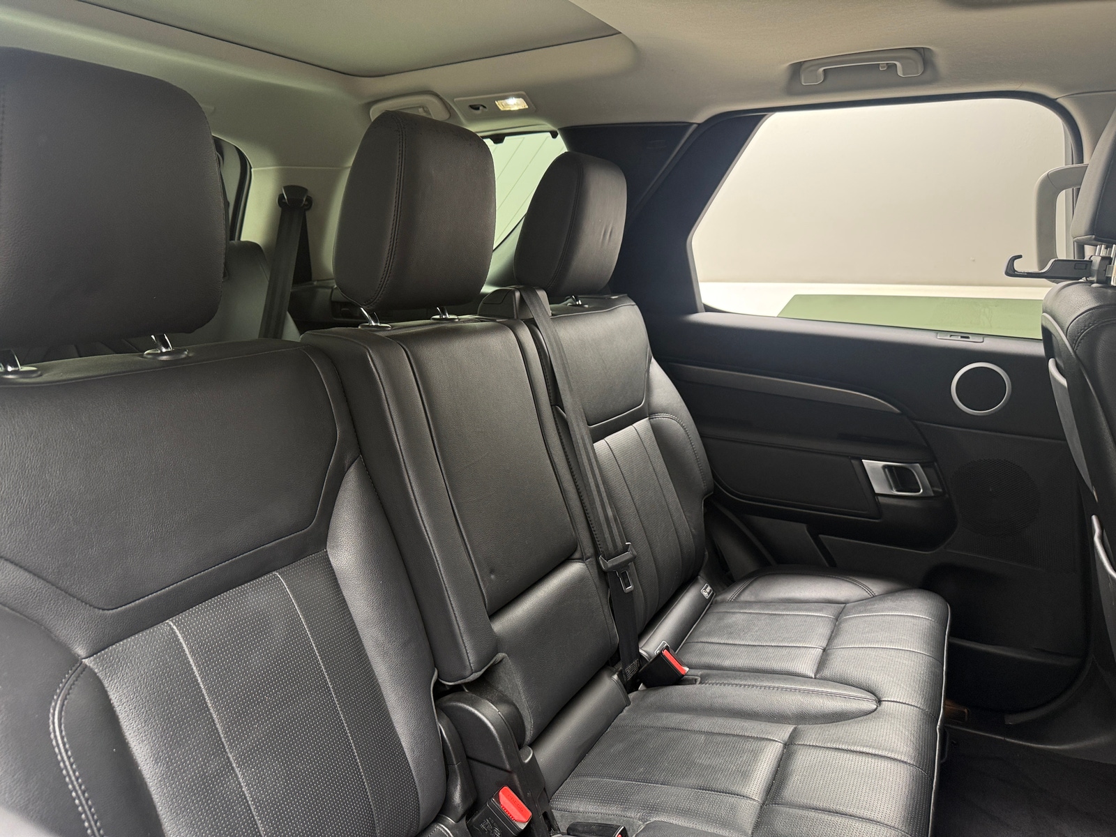 Thumbnail: 2019 Land Rover Discovery - 5