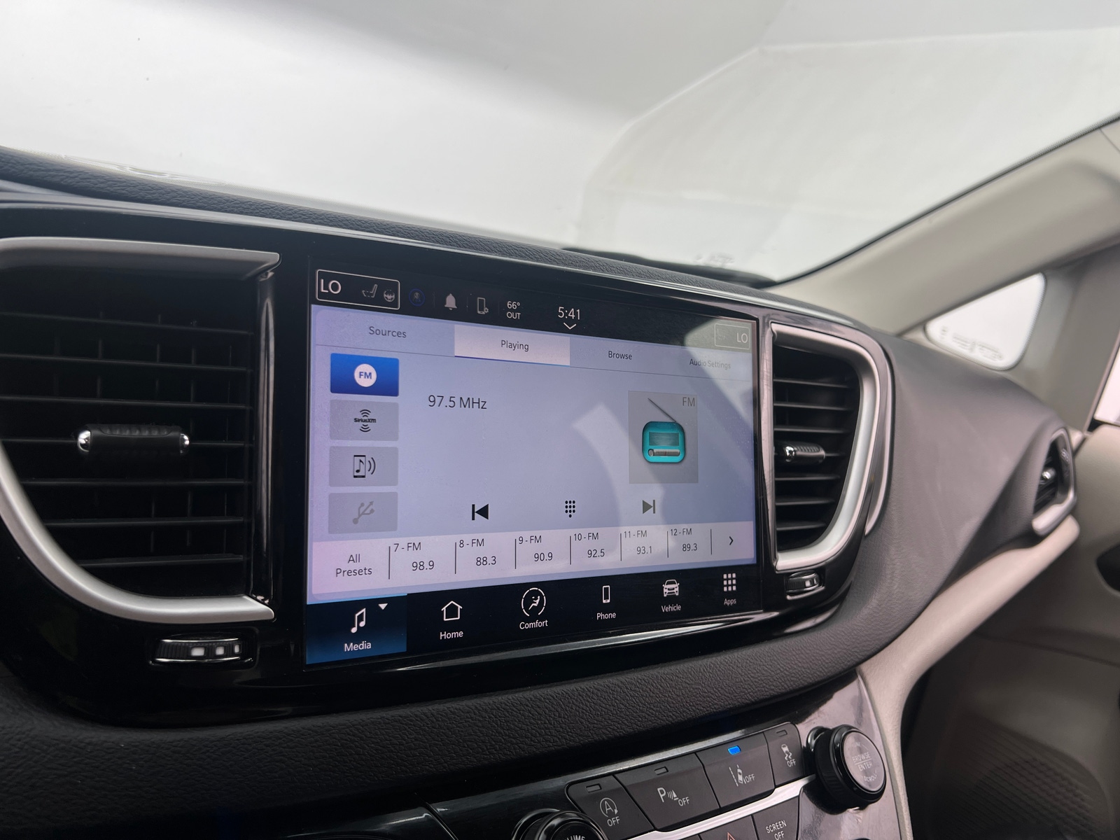 Thumbnail: 2023 Chrysler Pacifica - 3