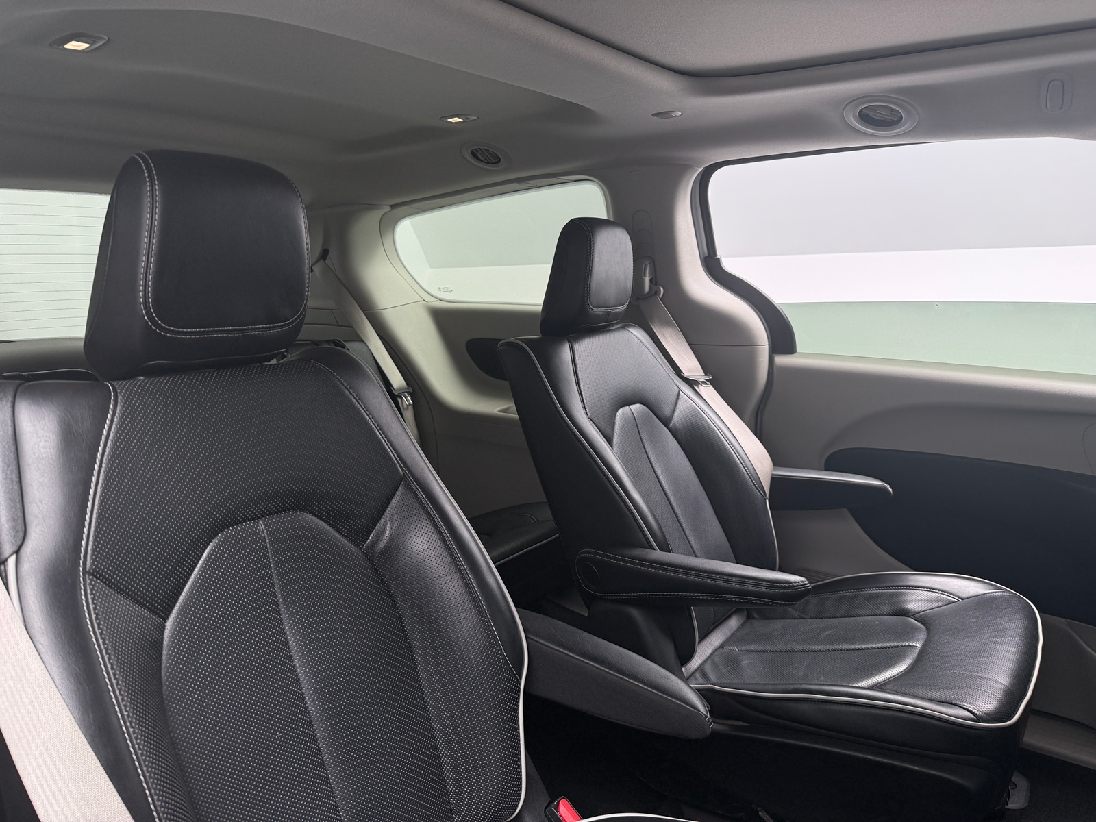 Thumbnail: 2023 Chrysler Pacifica - 5