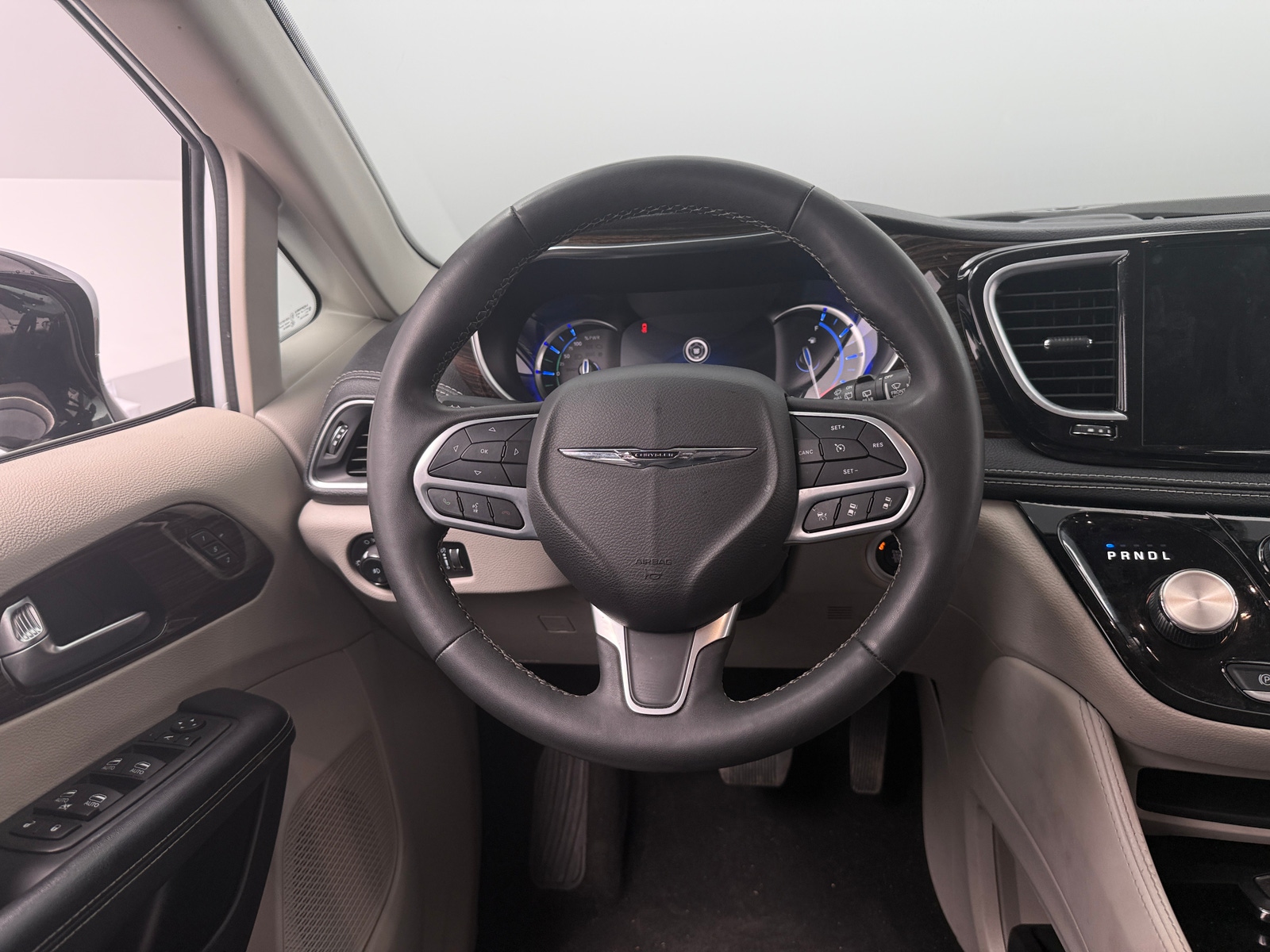 Thumbnail: 2023 Chrysler Pacifica - 4