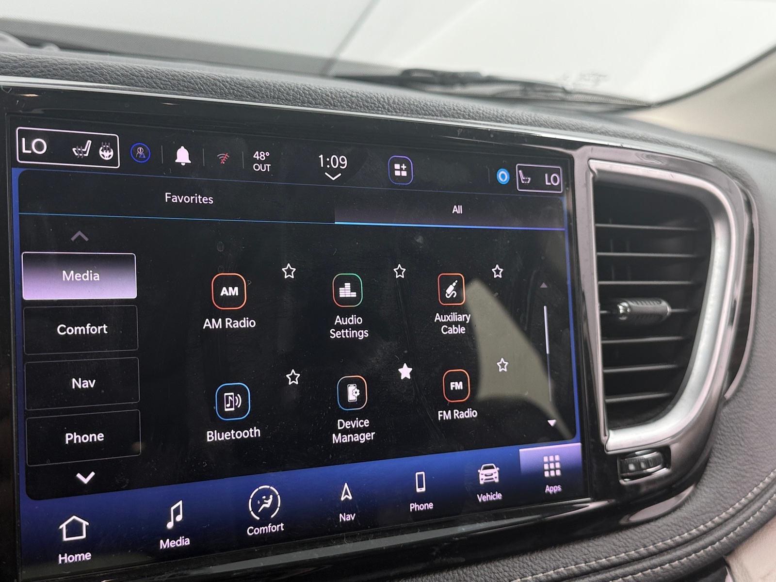 Thumbnail: 2023 Chrysler Pacifica - 3