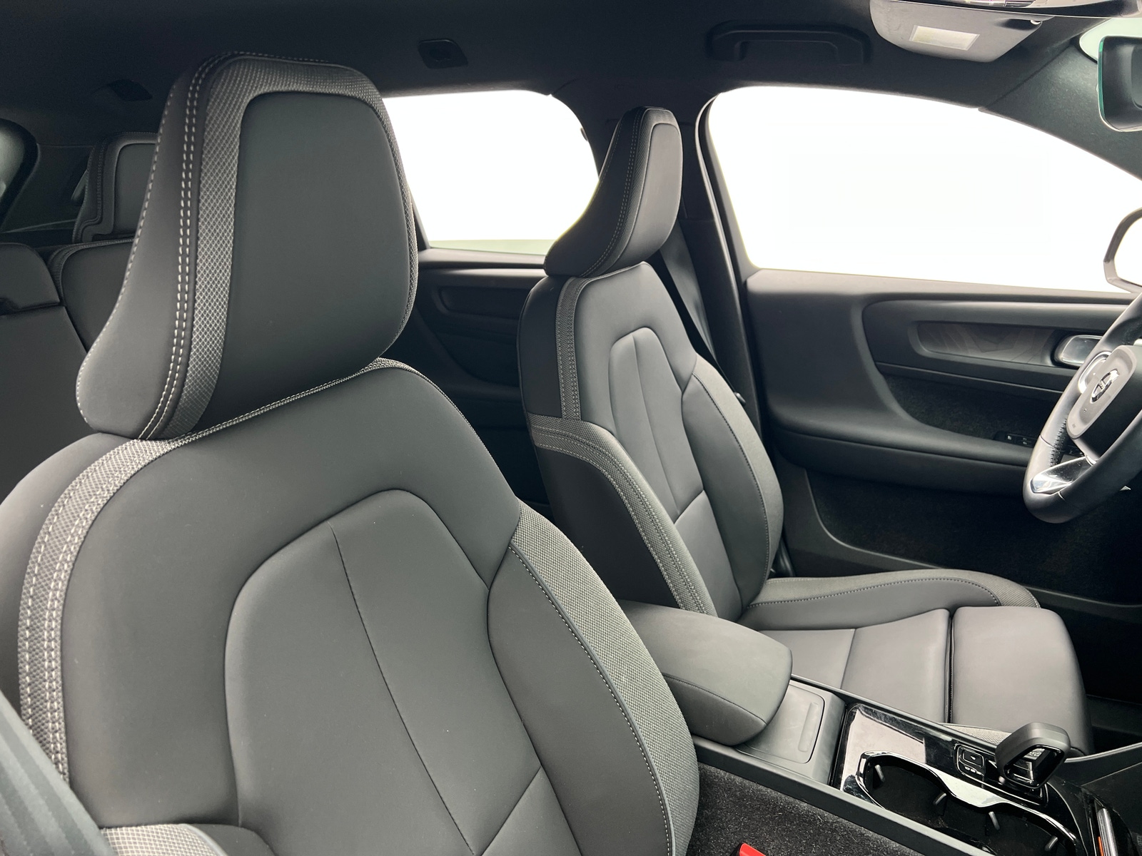 Thumbnail: 2023 Volvo XC40 - 2